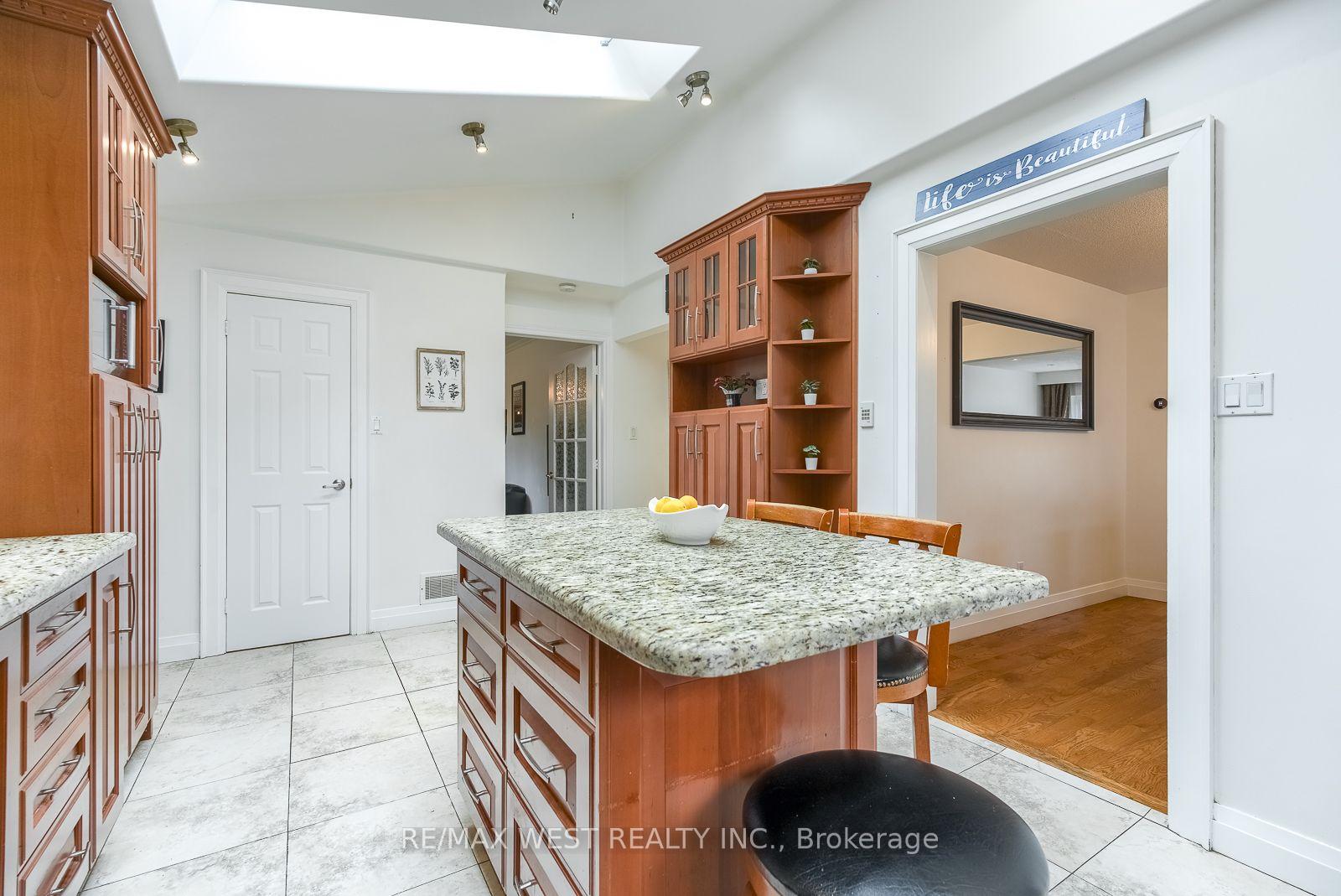 Photo 15 of 347 Karen Park Crescent, Mississauga, Mississauga Valleys — HOMEH