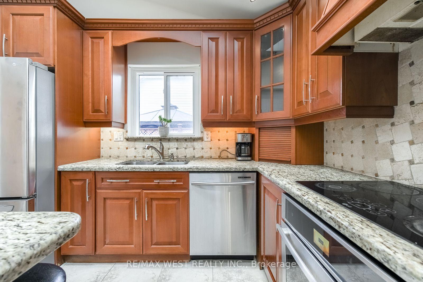 Photo 16 of 347 Karen Park Crescent, Mississauga, Mississauga Valleys — HOMEH