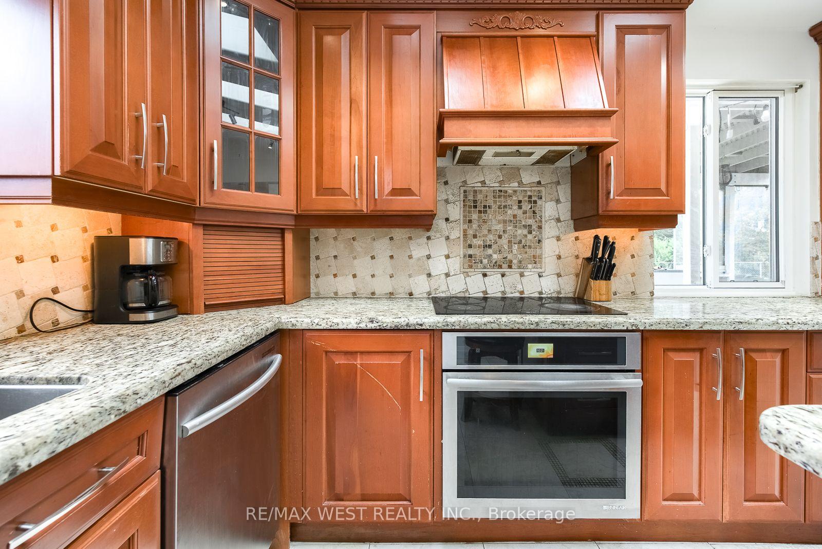 Photo 17 of 347 Karen Park Crescent, Mississauga, Mississauga Valleys — HOMEH