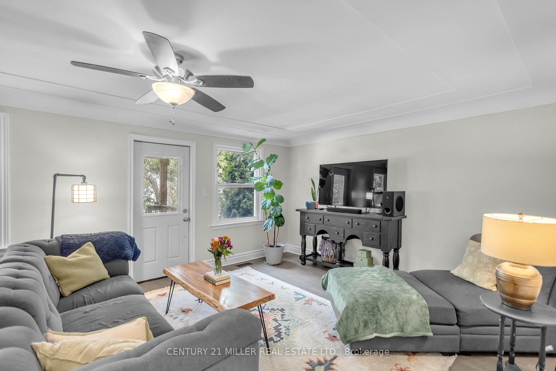 Photo 3 of 16 Wexford Avenue N, Hamilton, Crown Point — HOMEH