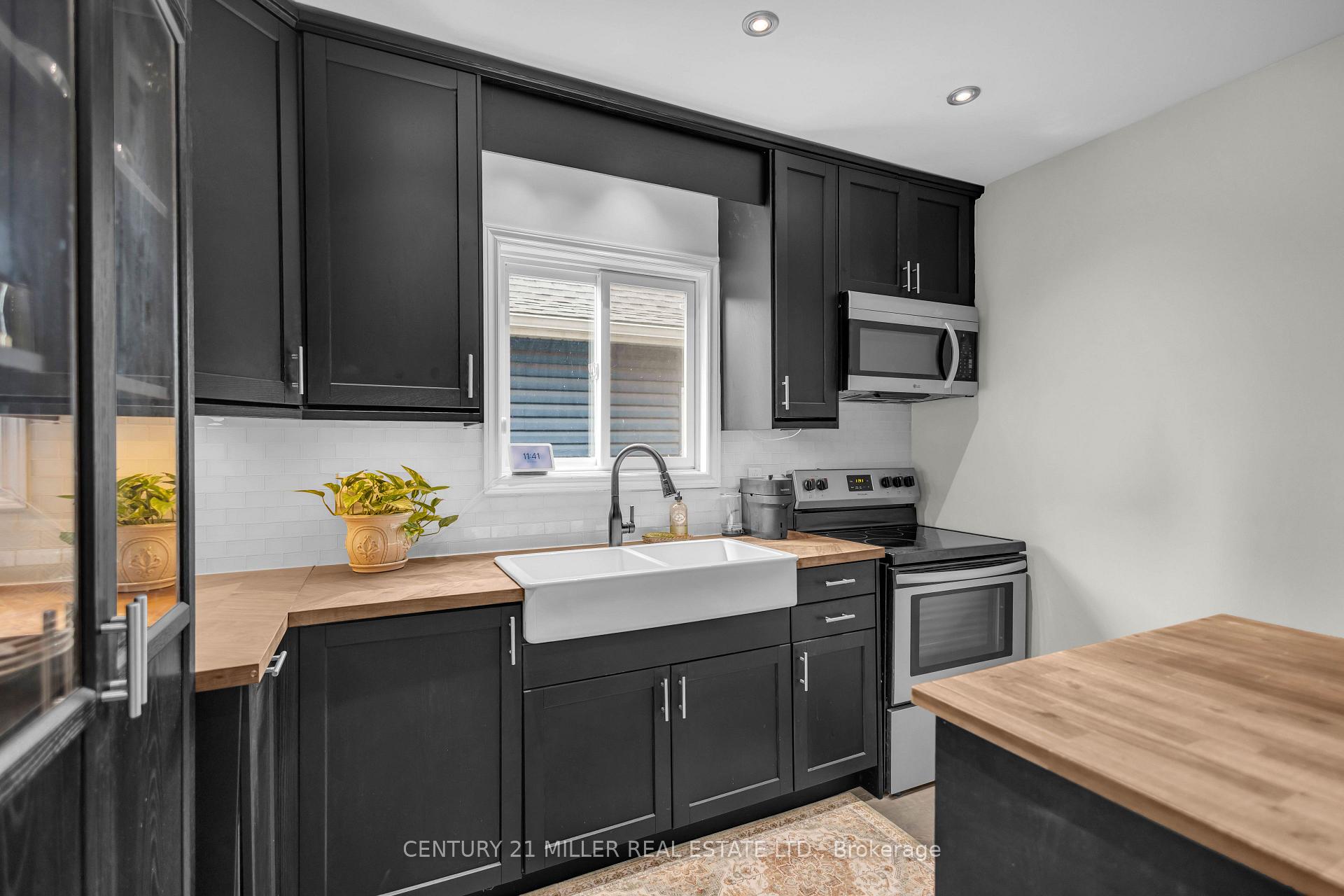Photo 10 of 16 Wexford Avenue N, Hamilton, Crown Point — HOMEH