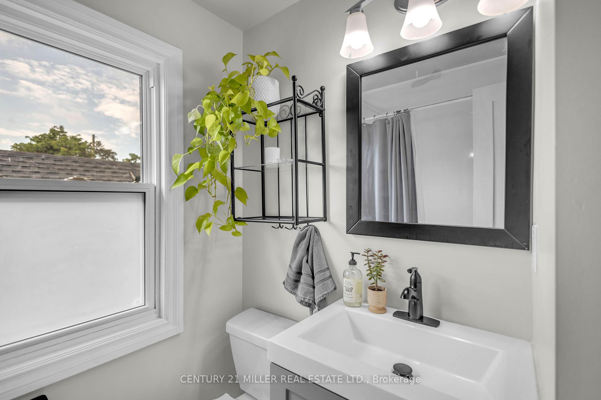 Photo 17 of 16 Wexford Avenue N, Hamilton, Crown Point — HOMEH