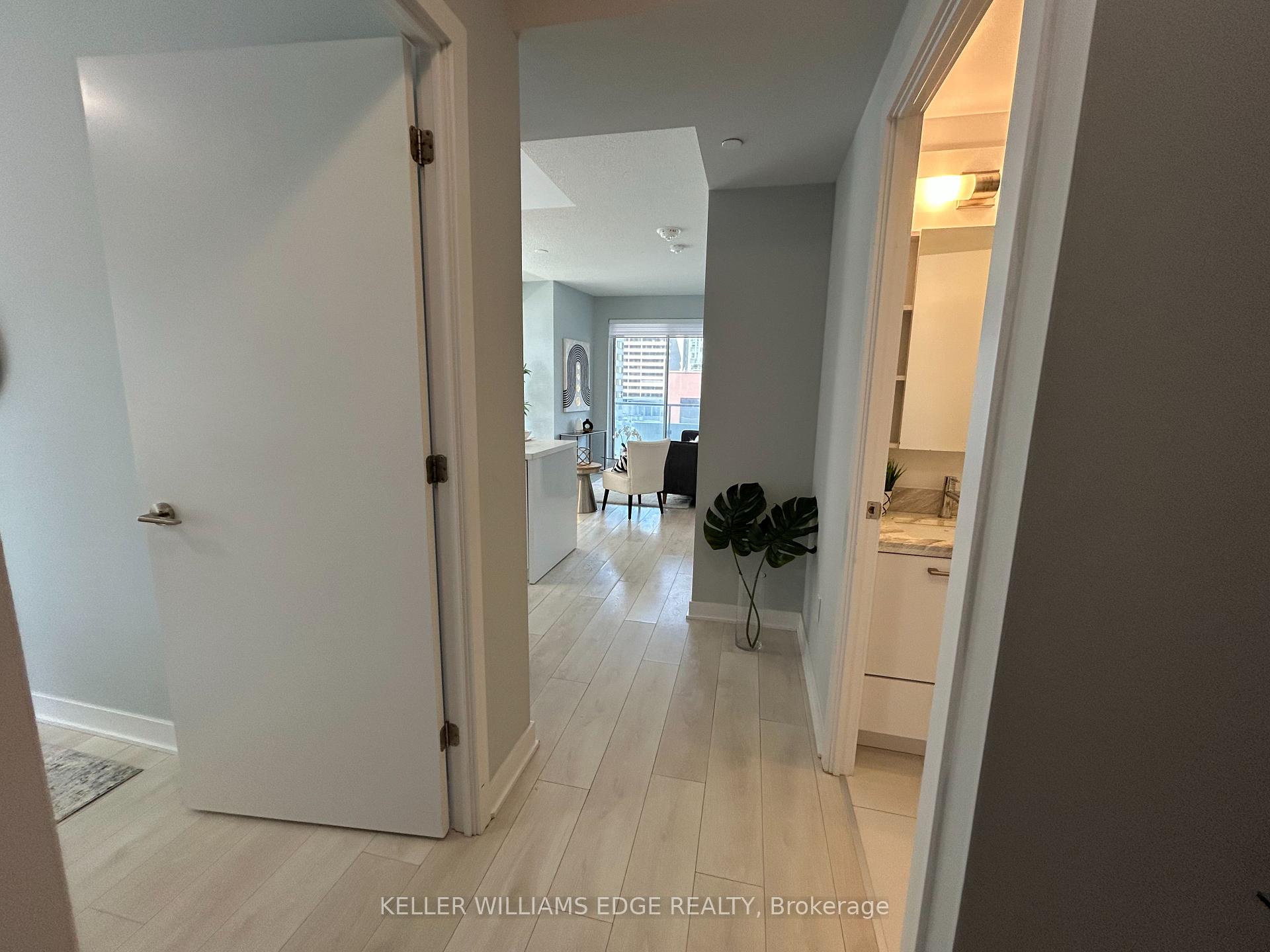 Photo 5 of Unit 809, 2221 Yonge Street, Toronto, Mount Pleasant West — HOMEH