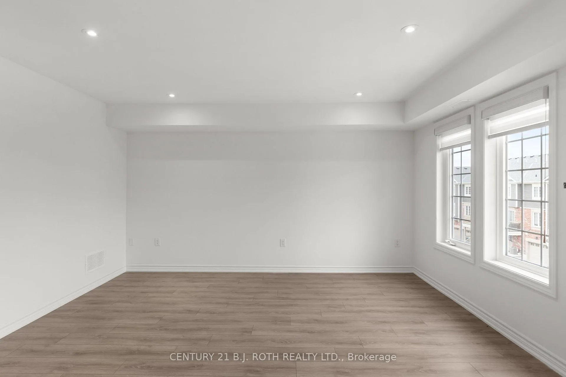 Photo 5 of Unit 4, 23 Hay Lane, Barrie, Innis-Shore — HOMEH