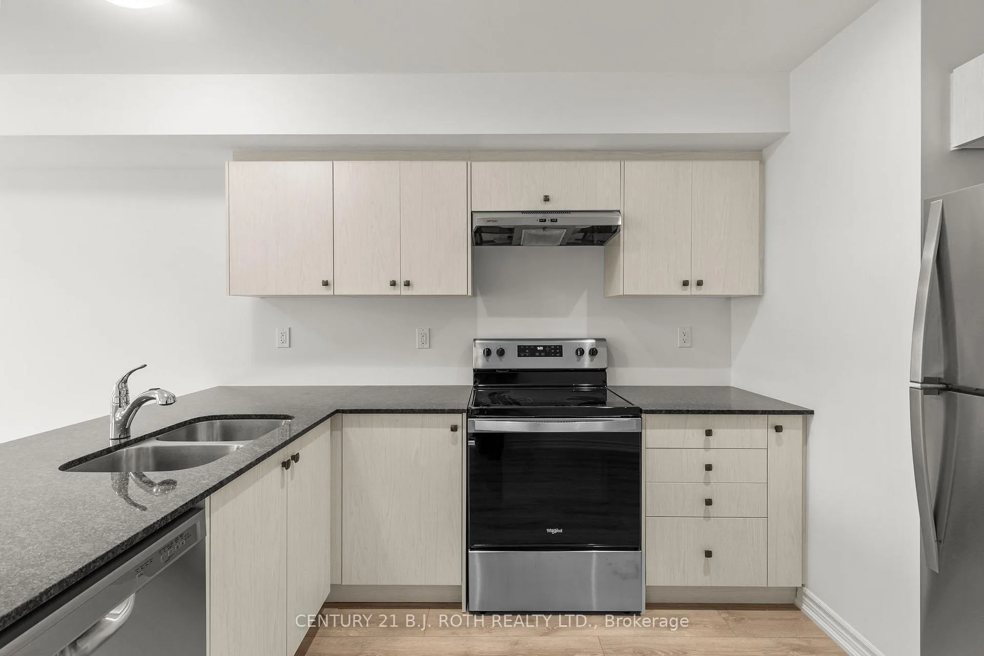 Photo 11 of Unit 4, 23 Hay Lane, Barrie, Innis-Shore — HOMEH