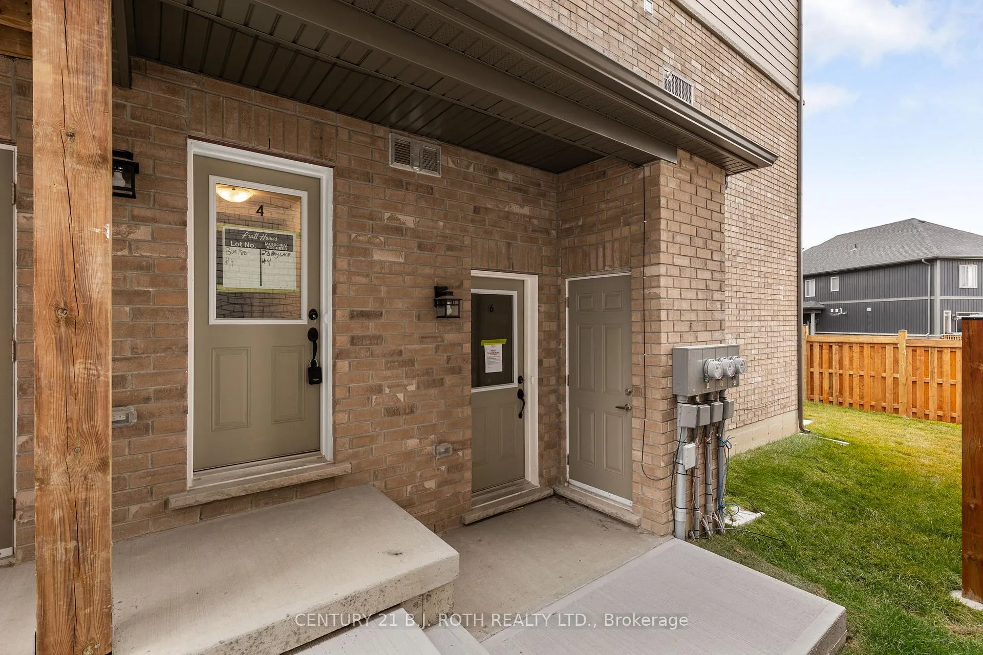 Photo 23 of Unit 4, 23 Hay Lane, Barrie, Innis-Shore — HOMEH