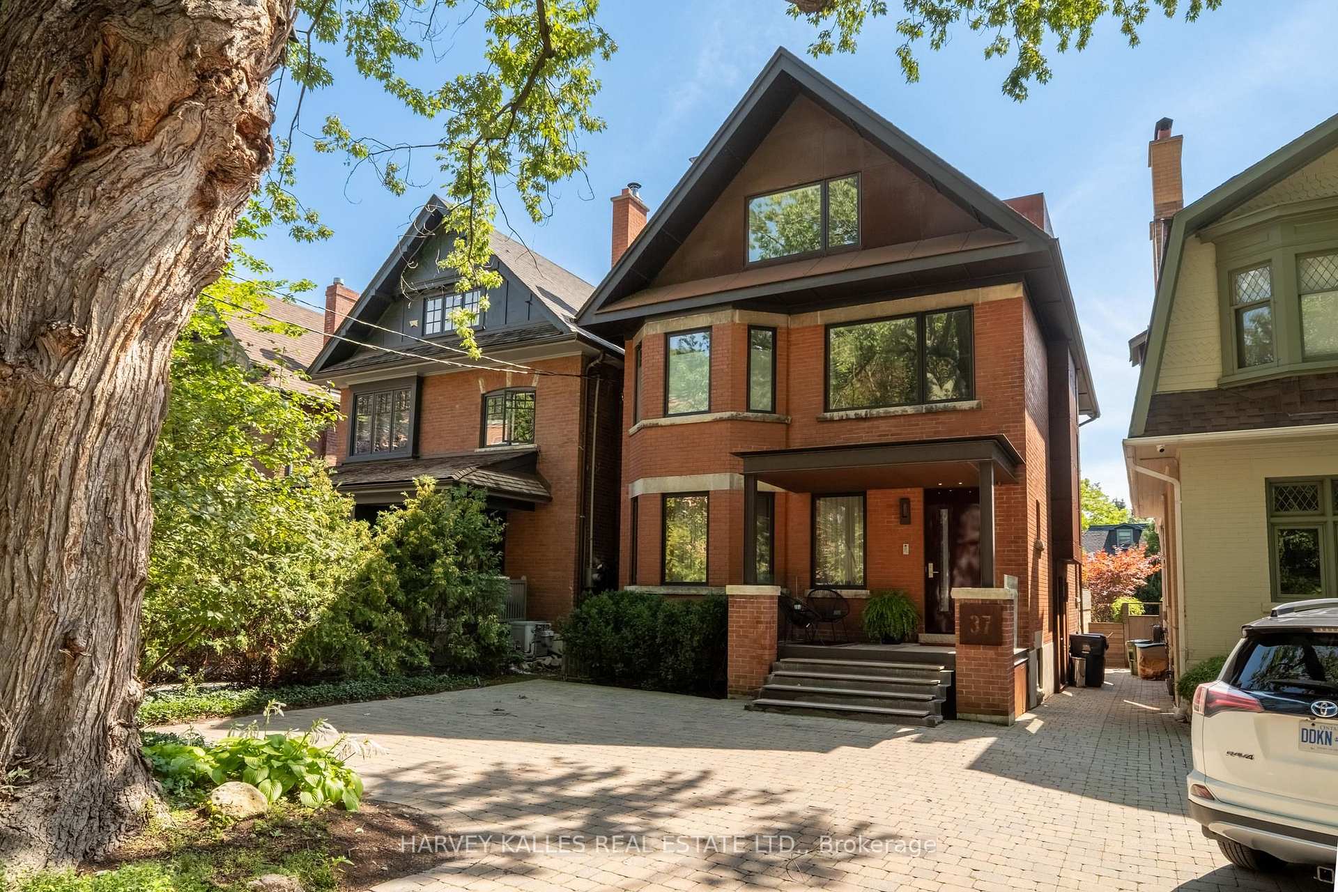 Front of 37 Woodlawn Avenue E