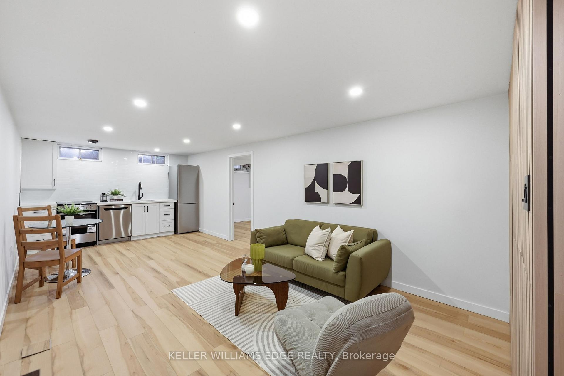 Photo 16 of 43 Champlain Avenue, Hamilton, Greenford — HOMEH