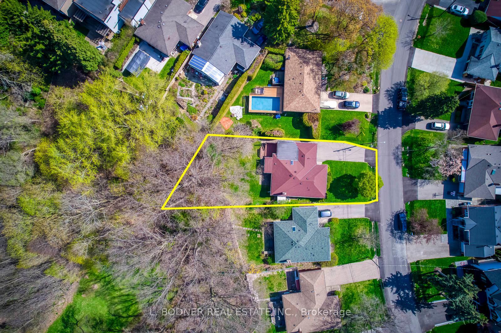 Photo 5 of 84 Ravenscrest Drive, Etobicoke, Princess-Rosethorn — HOMEH