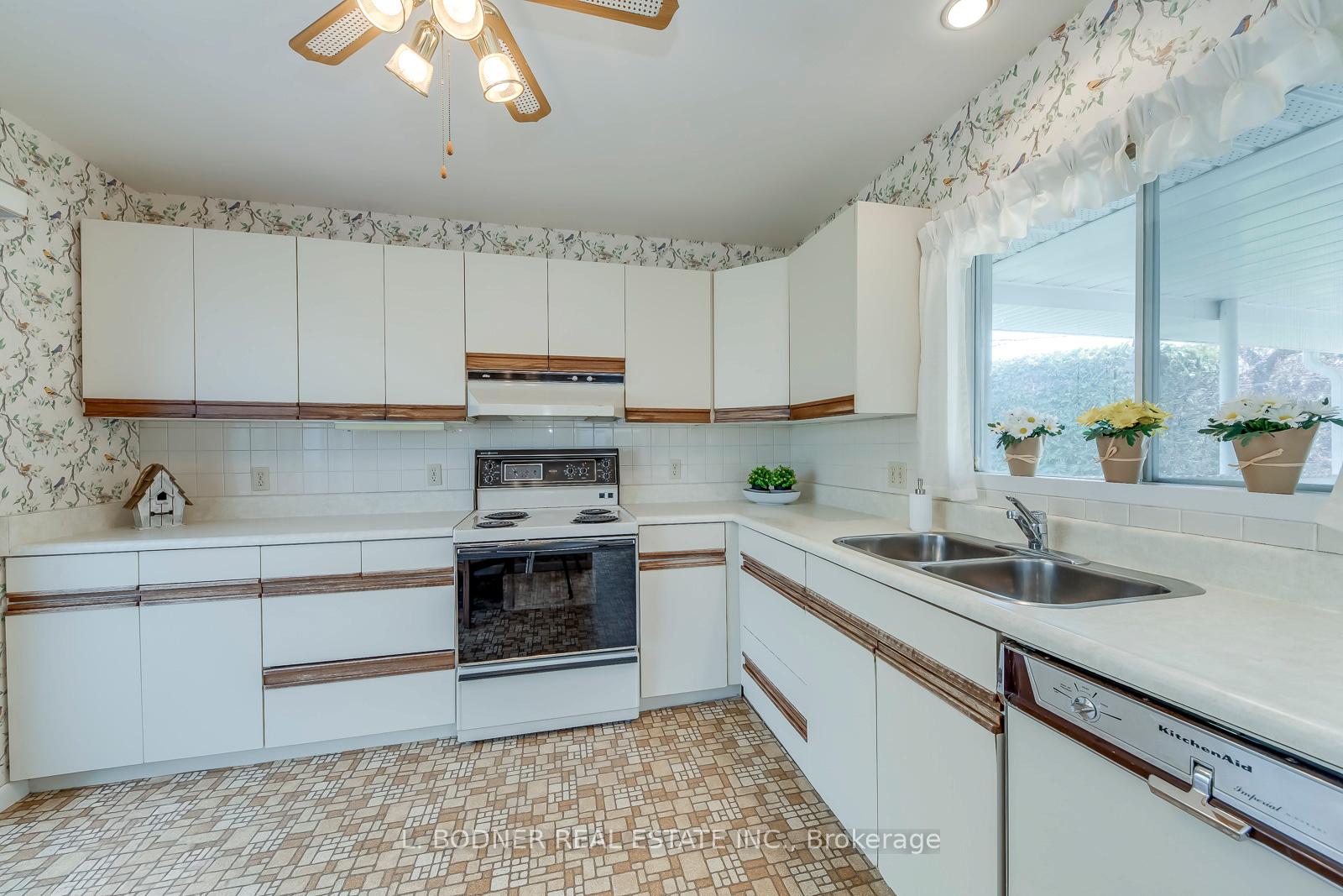 Photo 17 of 84 Ravenscrest Drive, Etobicoke, Princess-Rosethorn — HOMEH
