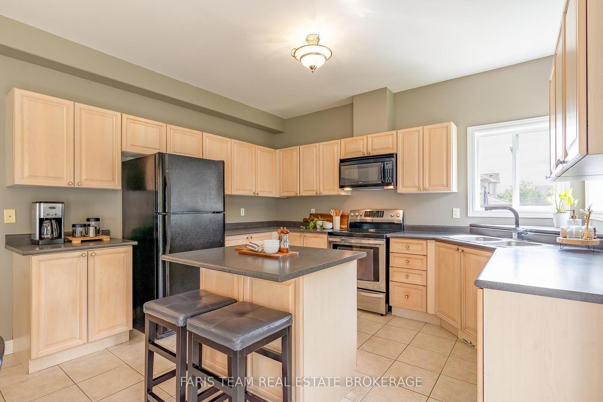 Photo 5 of 24 Pepin Court, Barrie, Innis-Shore — HOMEH