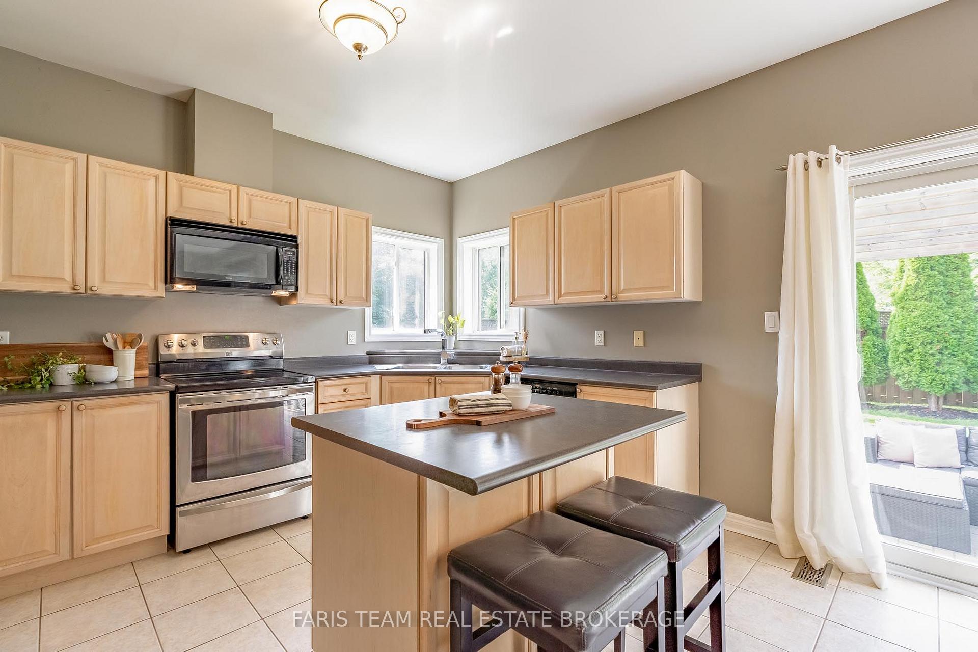 Photo 6 of 24 Pepin Court, Barrie, Innis-Shore — HOMEH