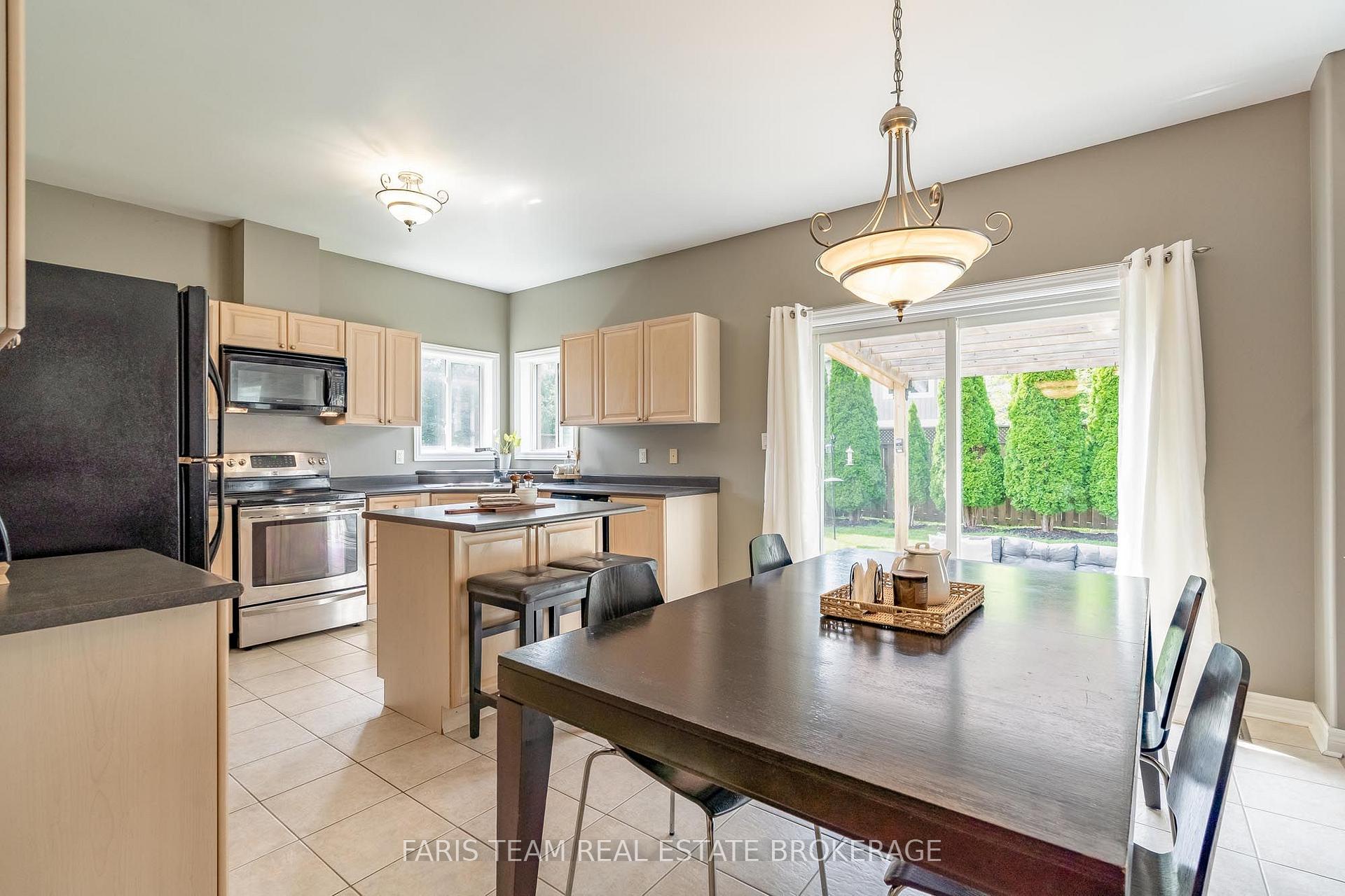 Photo 10 of 24 Pepin Court, Barrie, Innis-Shore — HOMEH