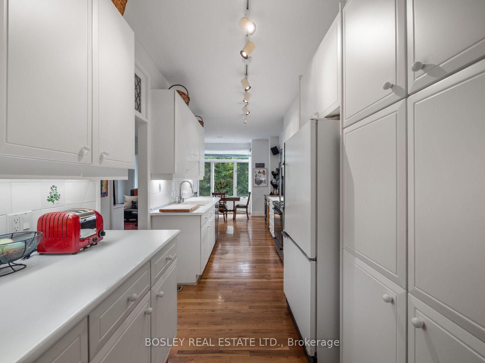 Photo 2 of 10 De Savery Crescent, Toronto, Mount Pleasant West — HOMEH