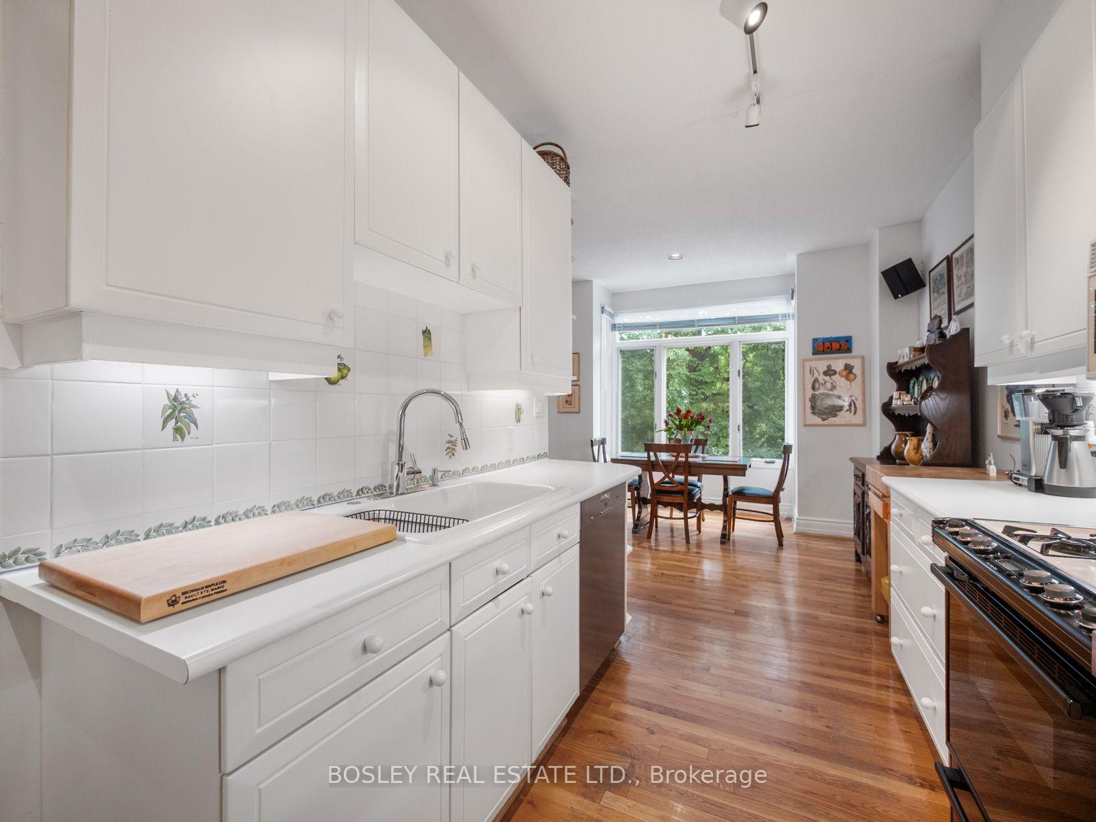 Photo 3 of 10 De Savery Crescent, Toronto, Mount Pleasant West — HOMEH