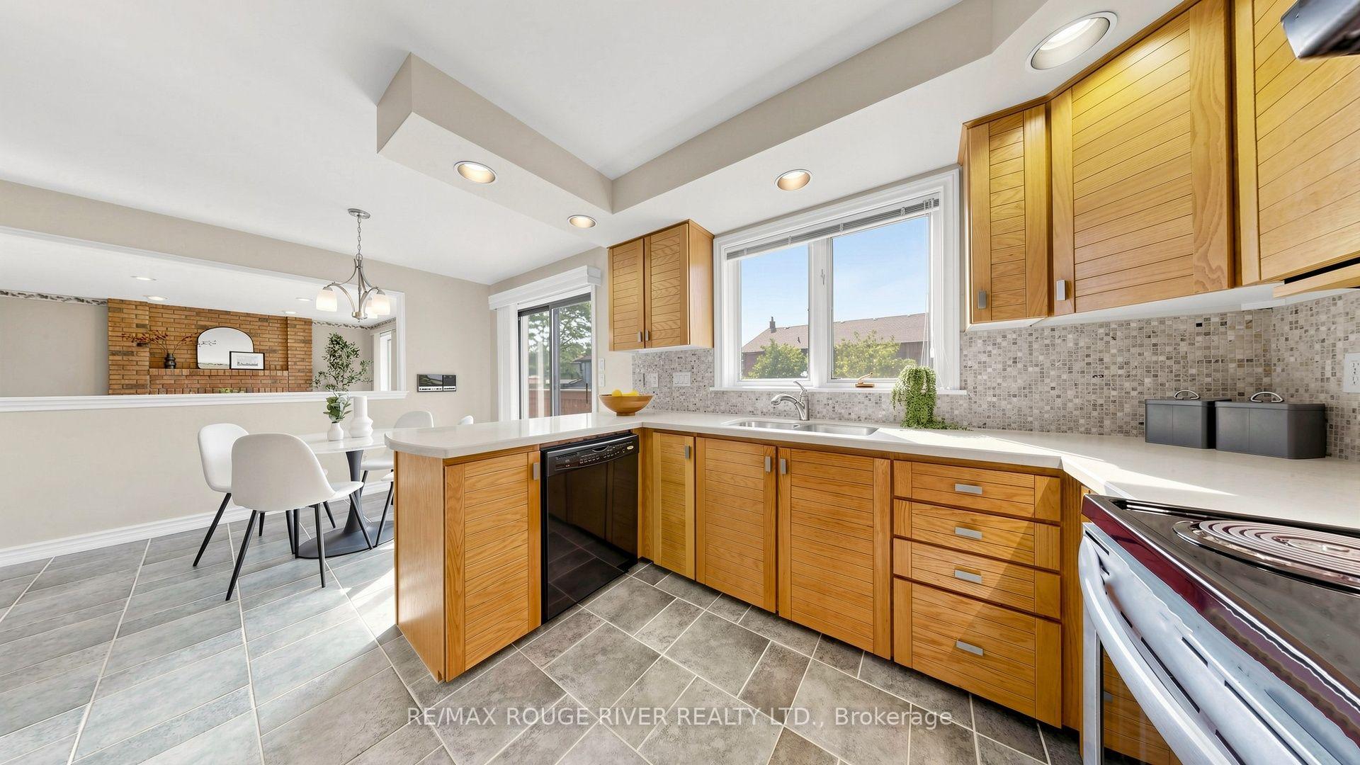 Photo 14 of 31 Delbeatrice Crescent, Scarborough, Centennial Scarborough — HOMEH