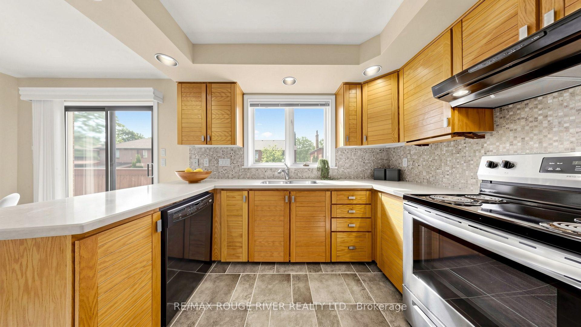 Photo 15 of 31 Delbeatrice Crescent, Scarborough, Centennial Scarborough — HOMEH