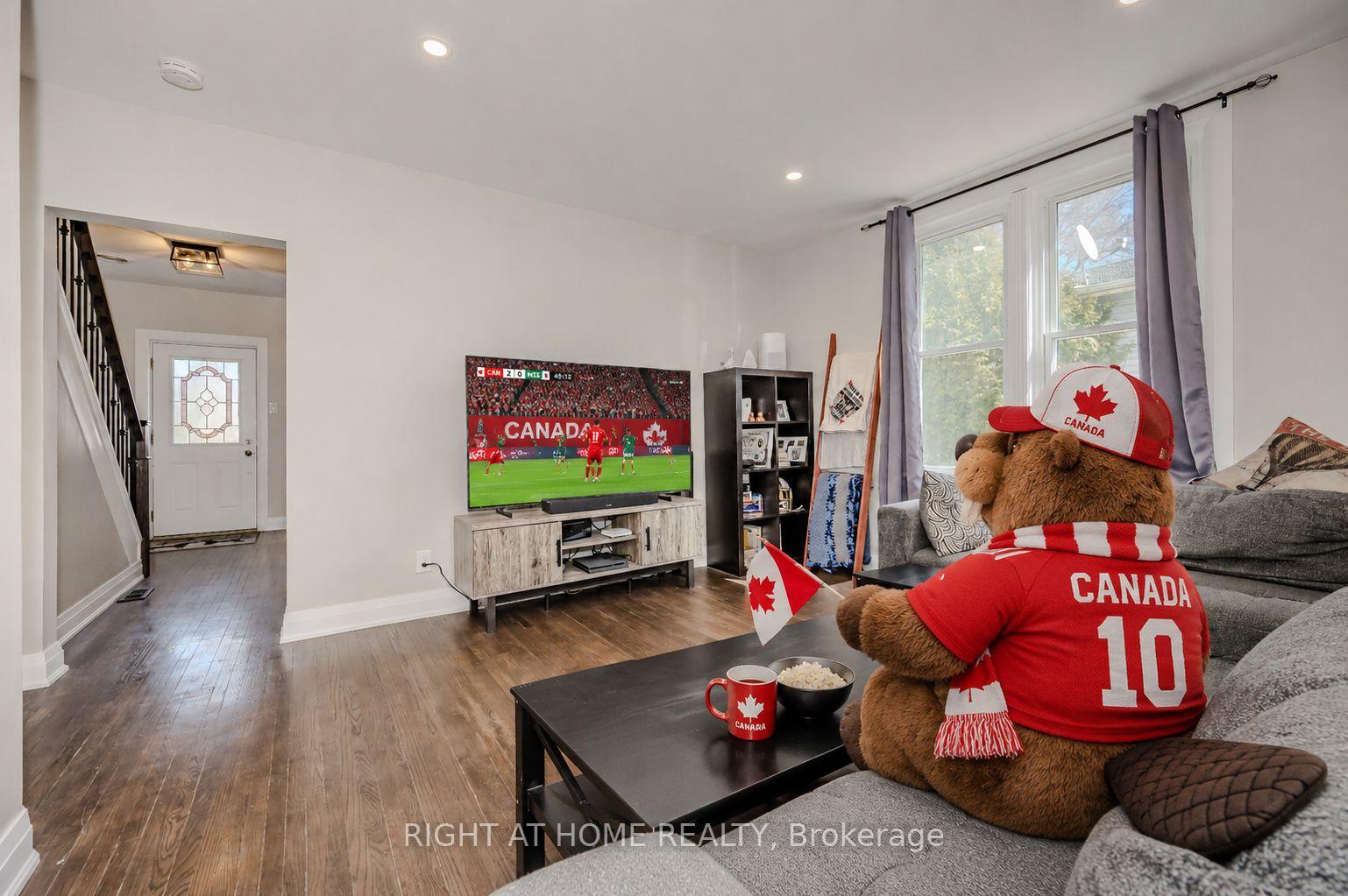 Photo 3 of 126 Poplar Avenue, Halton Hills, Acton — HOMEH