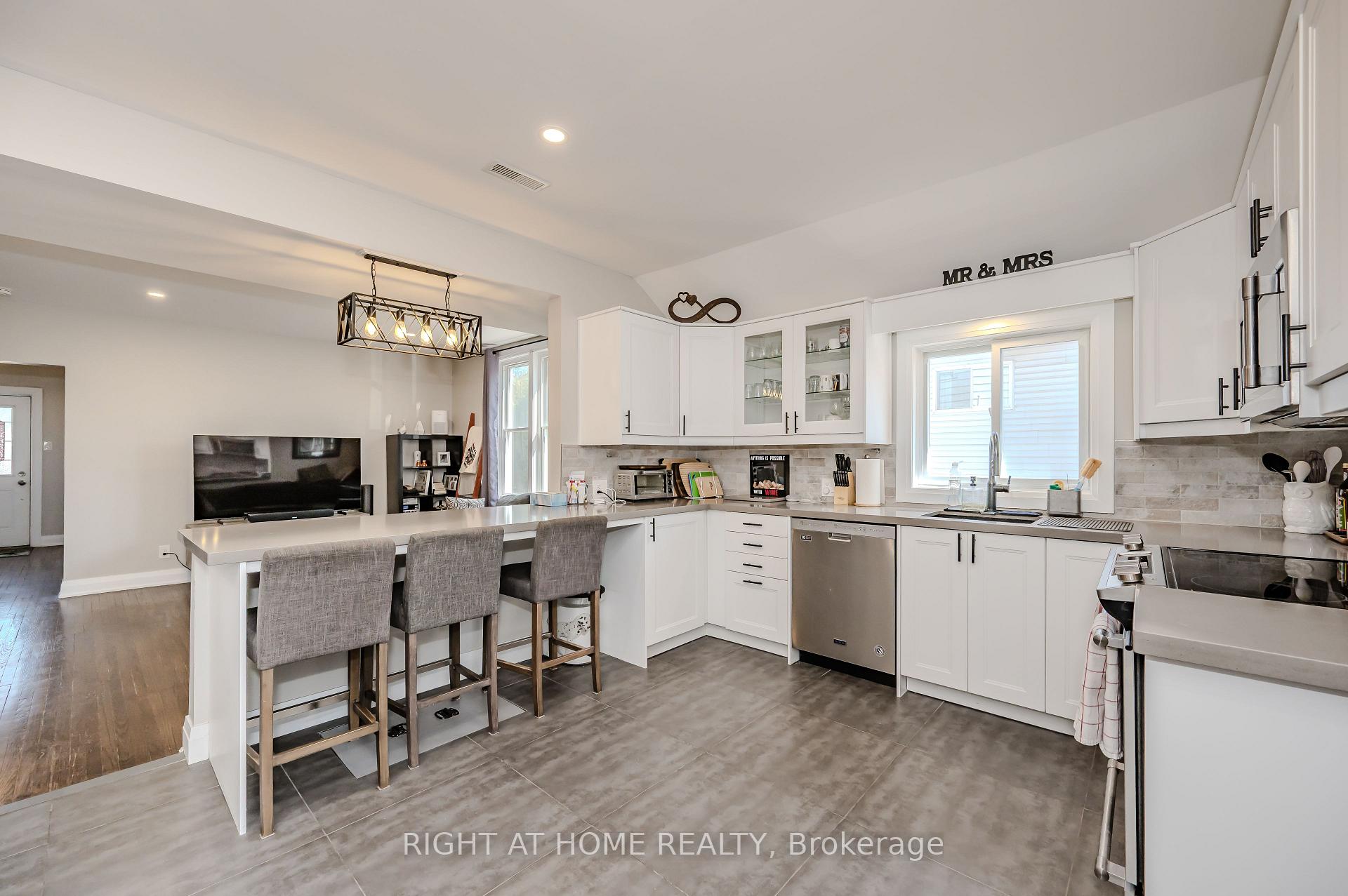 Photo 6 of 126 Poplar Avenue, Halton Hills, Acton — HOMEH