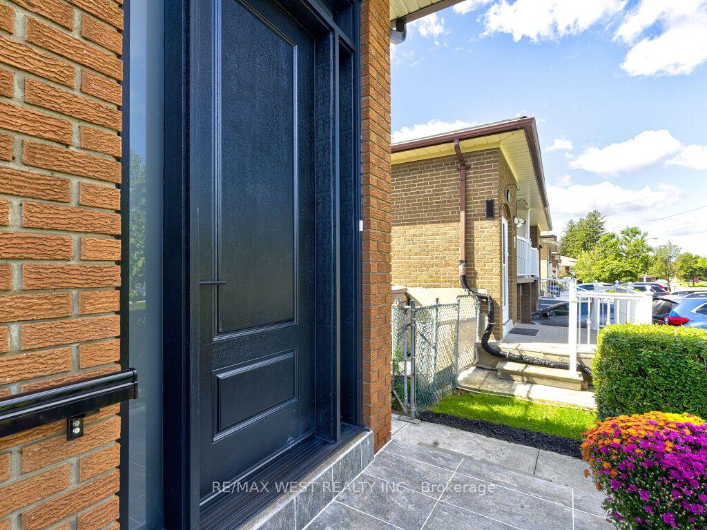Photo 6 of 17 Cabana Drive, North York, Humber Summit — HOMEH