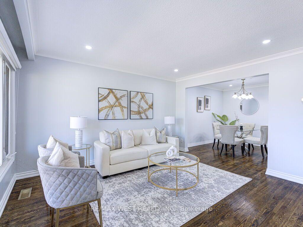 Photo 9 of 17 Cabana Drive, North York, Humber Summit — HOMEH