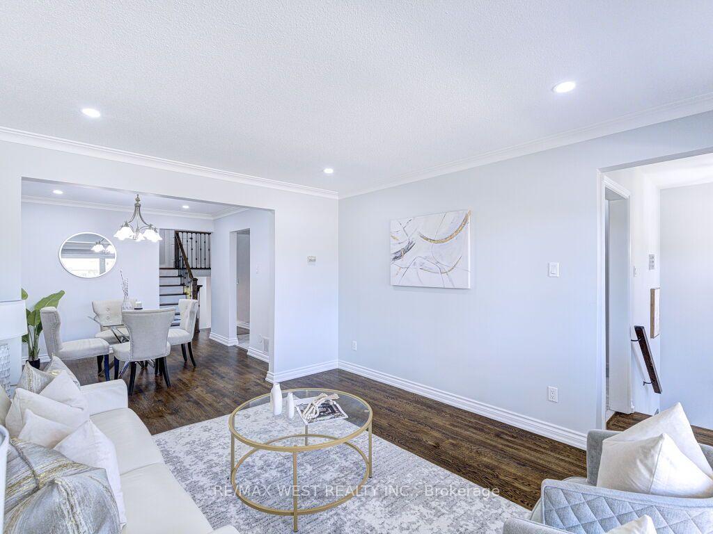 Photo 10 of 17 Cabana Drive, North York, Humber Summit — HOMEH