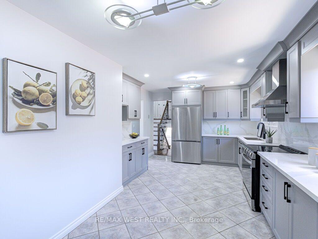 Photo 19 of 17 Cabana Drive, North York, Humber Summit — HOMEH