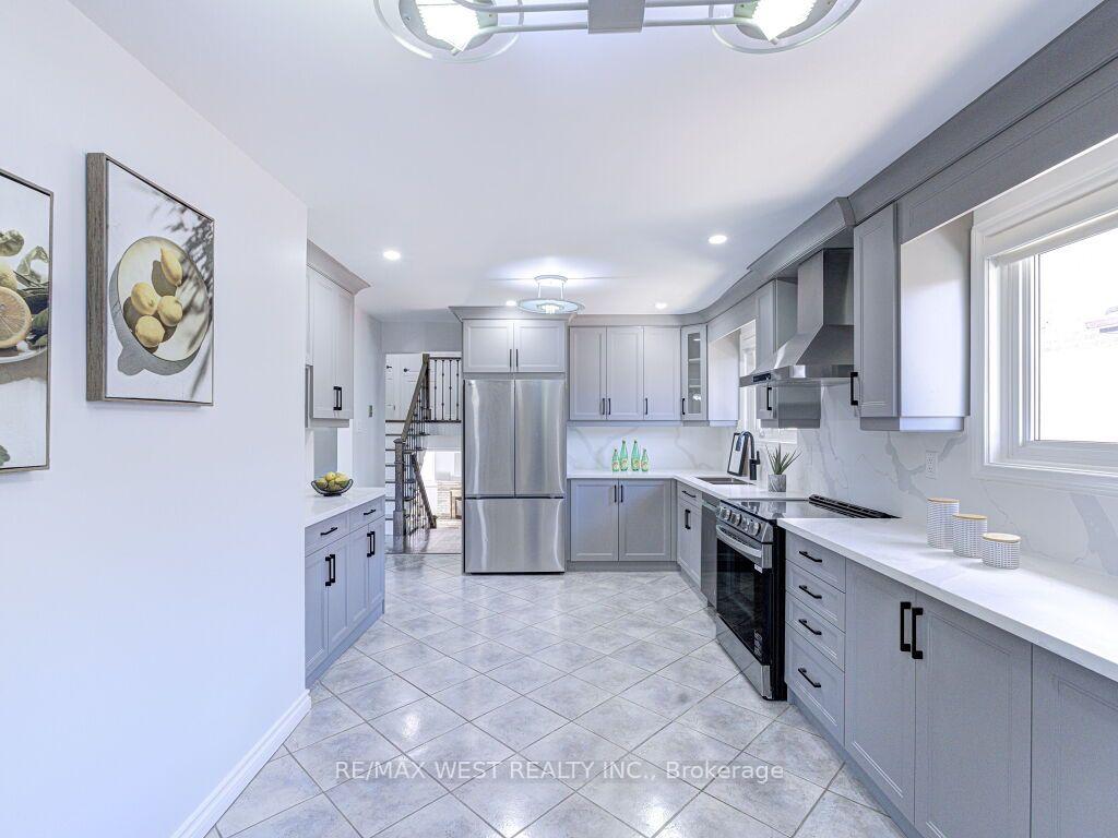 Photo 21 of 17 Cabana Drive, North York, Humber Summit — HOMEH