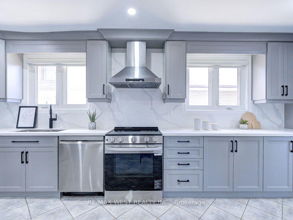 Photo 23 of 17 Cabana Drive, North York, Humber Summit — HOMEH