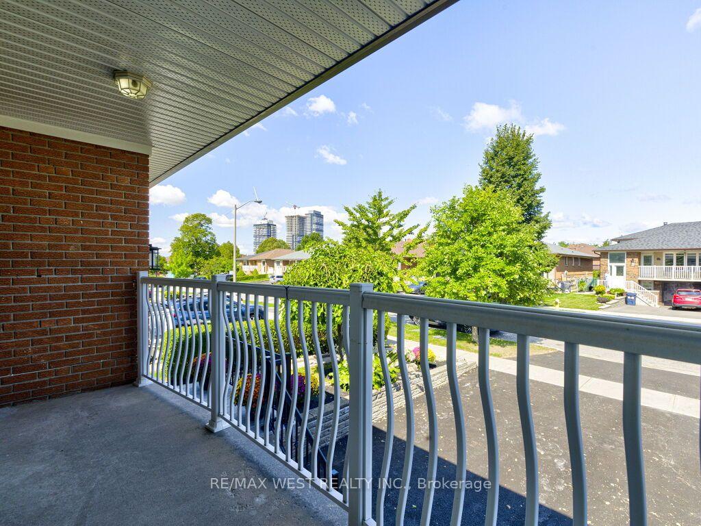 Photo 35 of 17 Cabana Drive, North York, Humber Summit — HOMEH