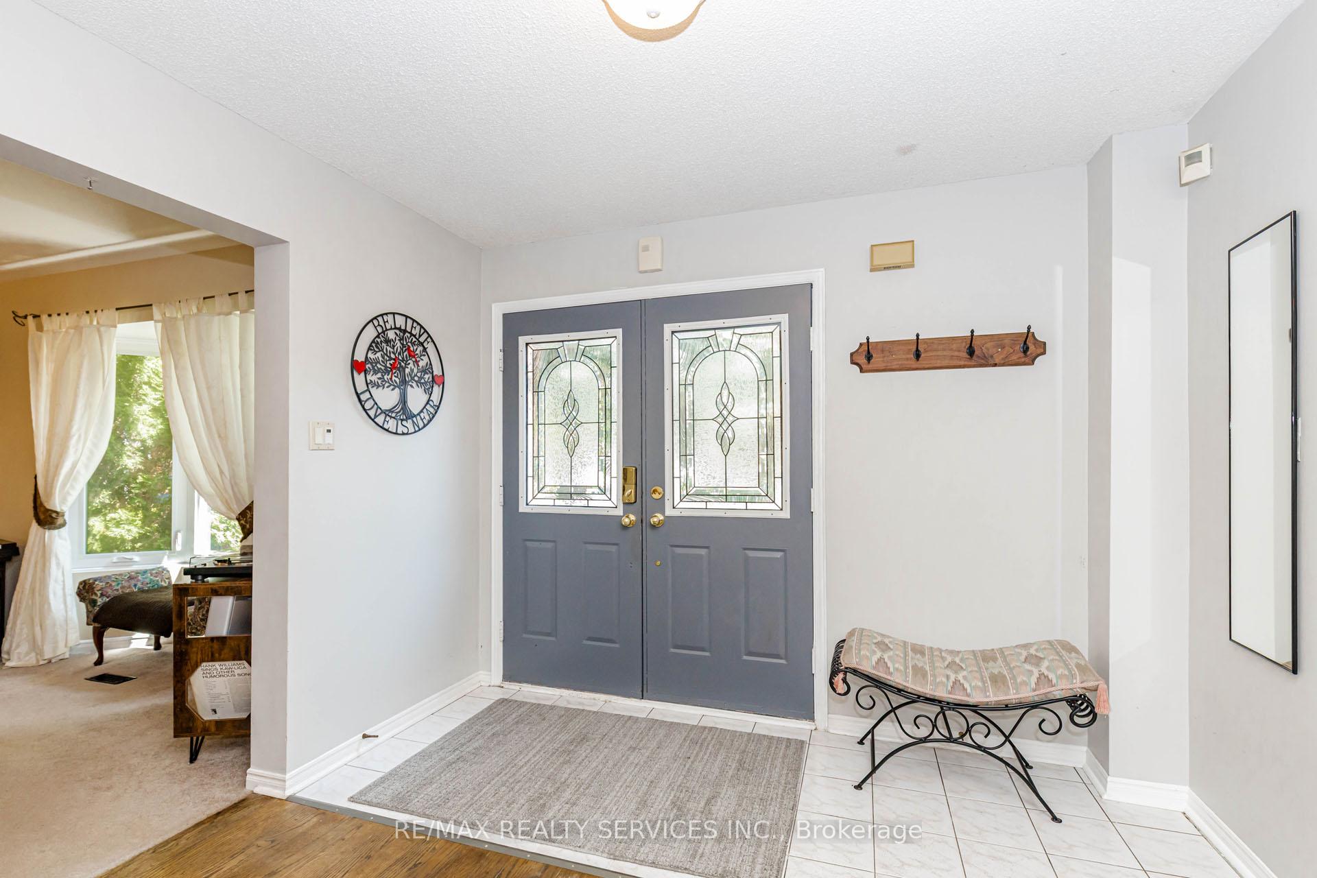 Photo 4 of 50 Barr Crescent, Brampton, Heart Lake East — HOMEH