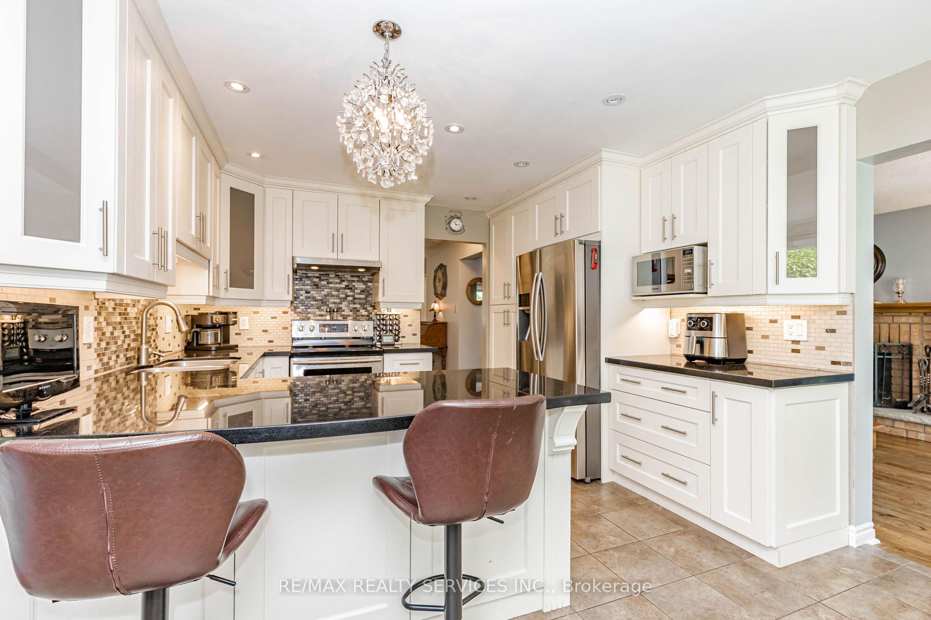 Photo 5 of 50 Barr Crescent, Brampton, Heart Lake East — HOMEH