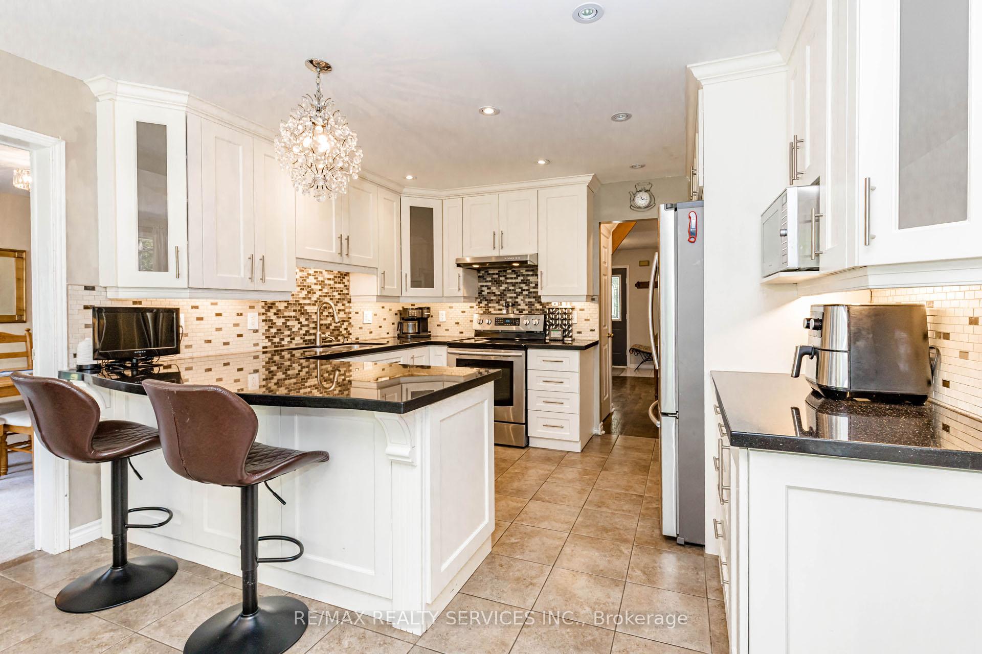 Photo 6 of 50 Barr Crescent, Brampton, Heart Lake East — HOMEH