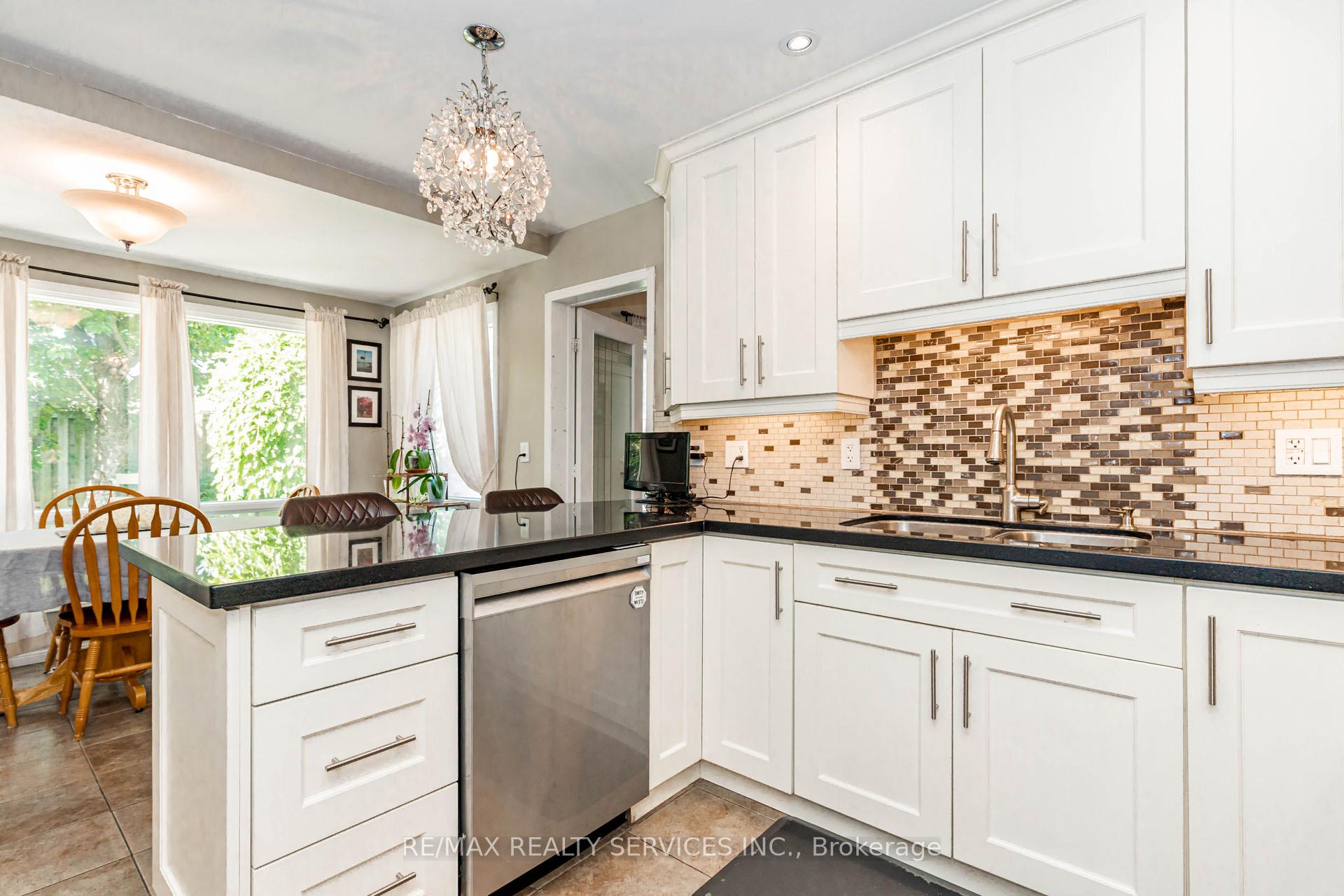Photo 8 of 50 Barr Crescent, Brampton, Heart Lake East — HOMEH