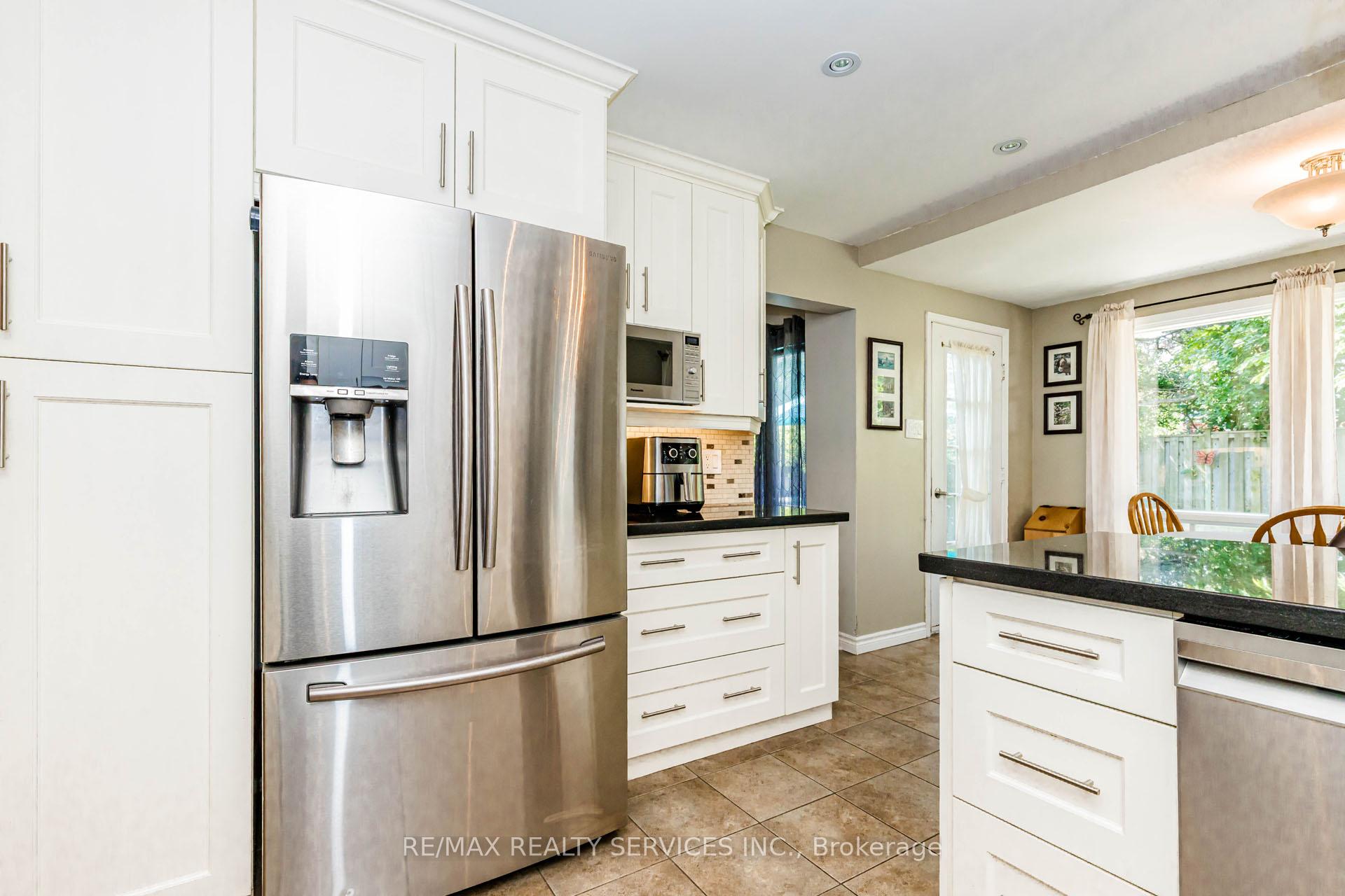 Photo 9 of 50 Barr Crescent, Brampton, Heart Lake East — HOMEH