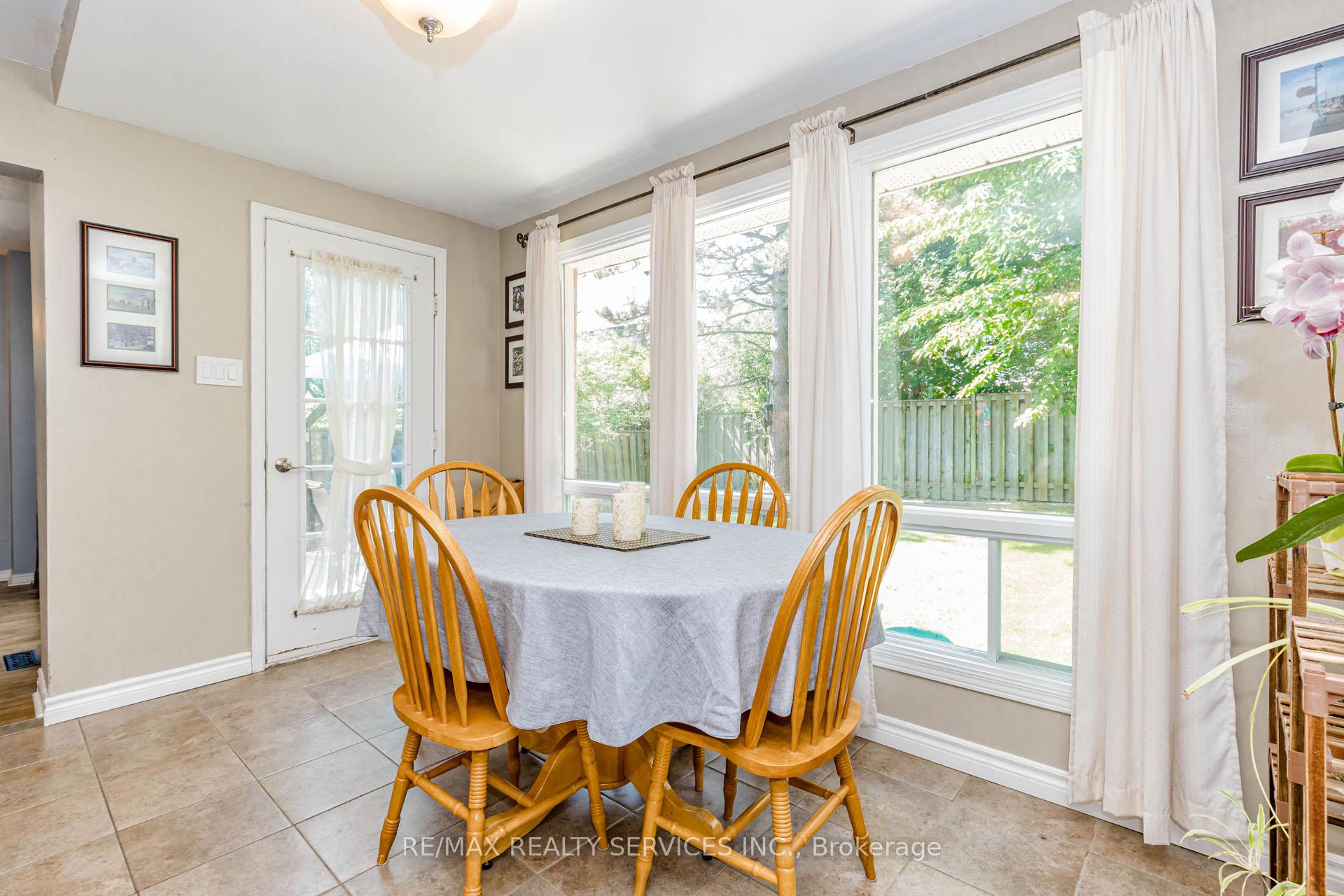Photo 10 of 50 Barr Crescent, Brampton, Heart Lake East — HOMEH