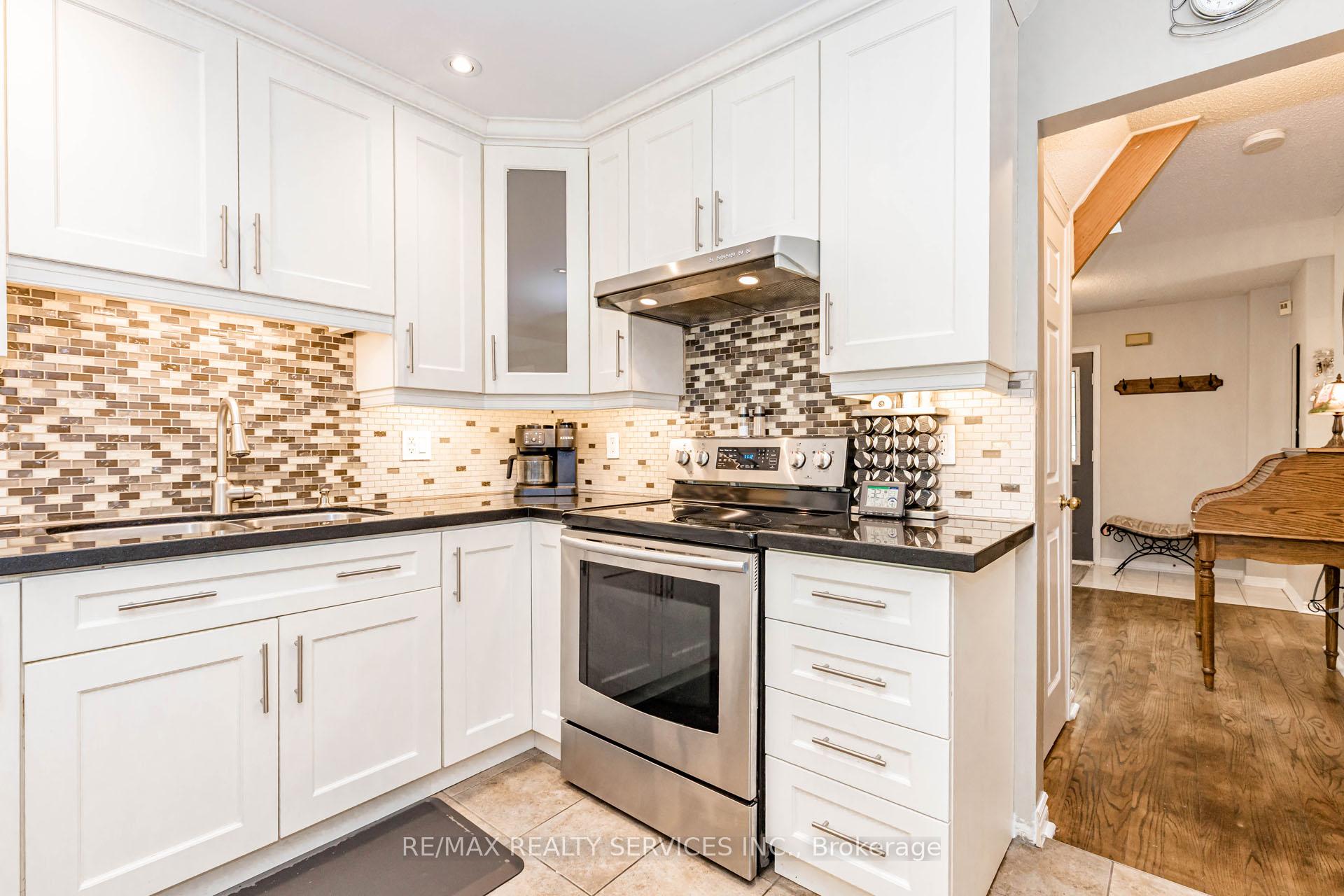 Photo 11 of 50 Barr Crescent, Brampton, Heart Lake East — HOMEH