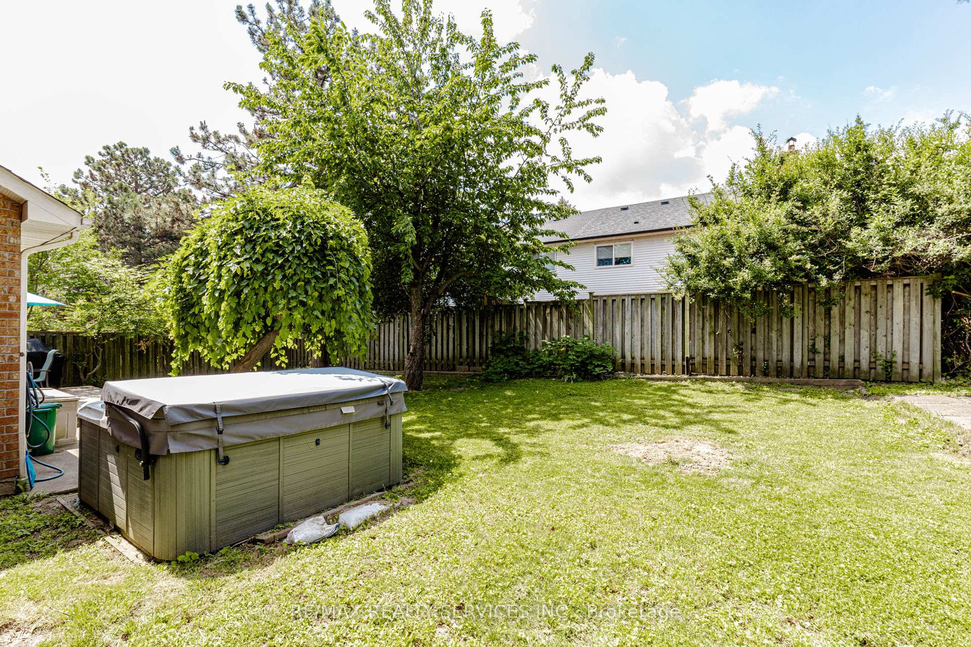 Photo 36 of 50 Barr Crescent, Brampton, Heart Lake East — HOMEH