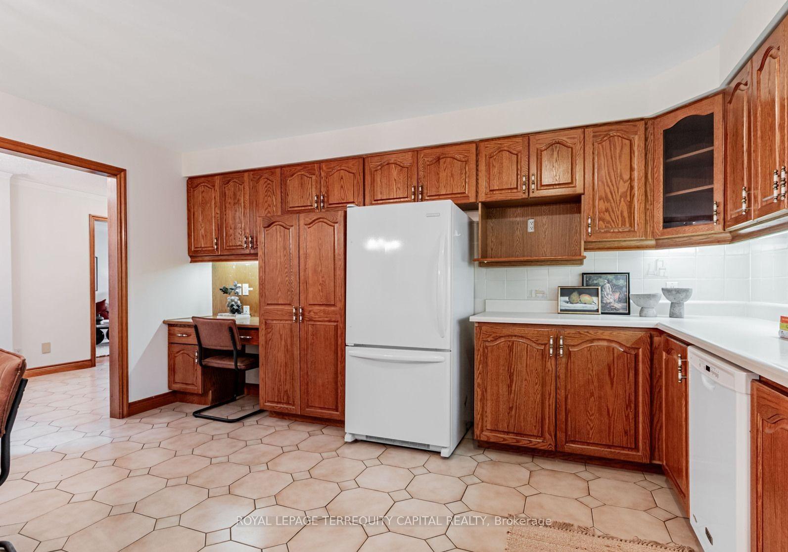 Photo 4 of Unit 7, 256 Cocksfield Avenue, North York, Bathurst Manor — HOMEH