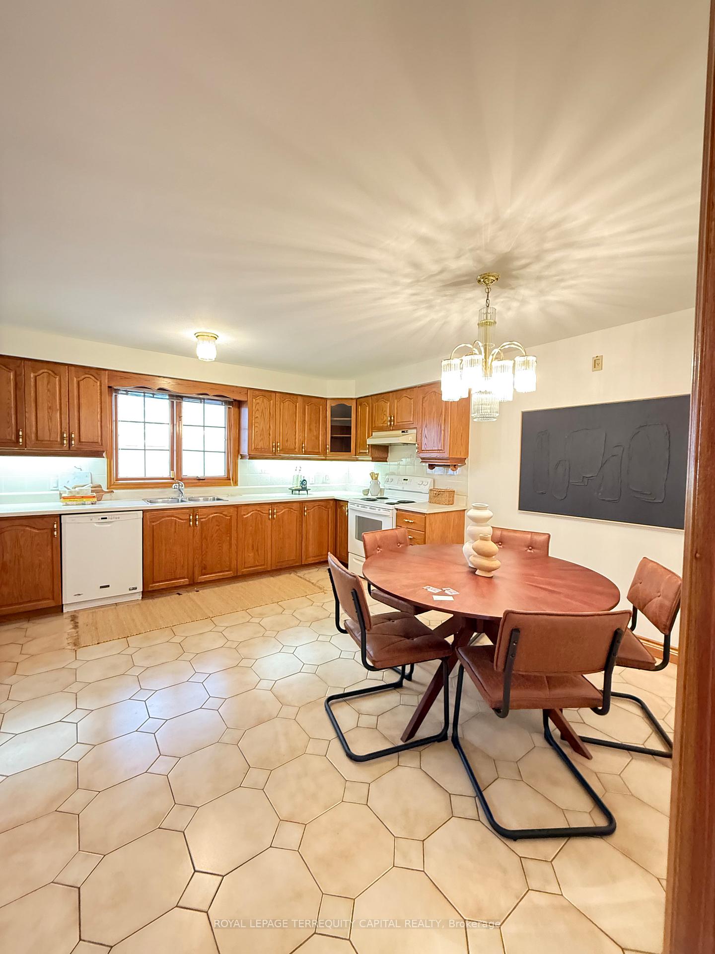 Photo 6 of Unit 7, 256 Cocksfield Avenue, North York, Bathurst Manor — HOMEH