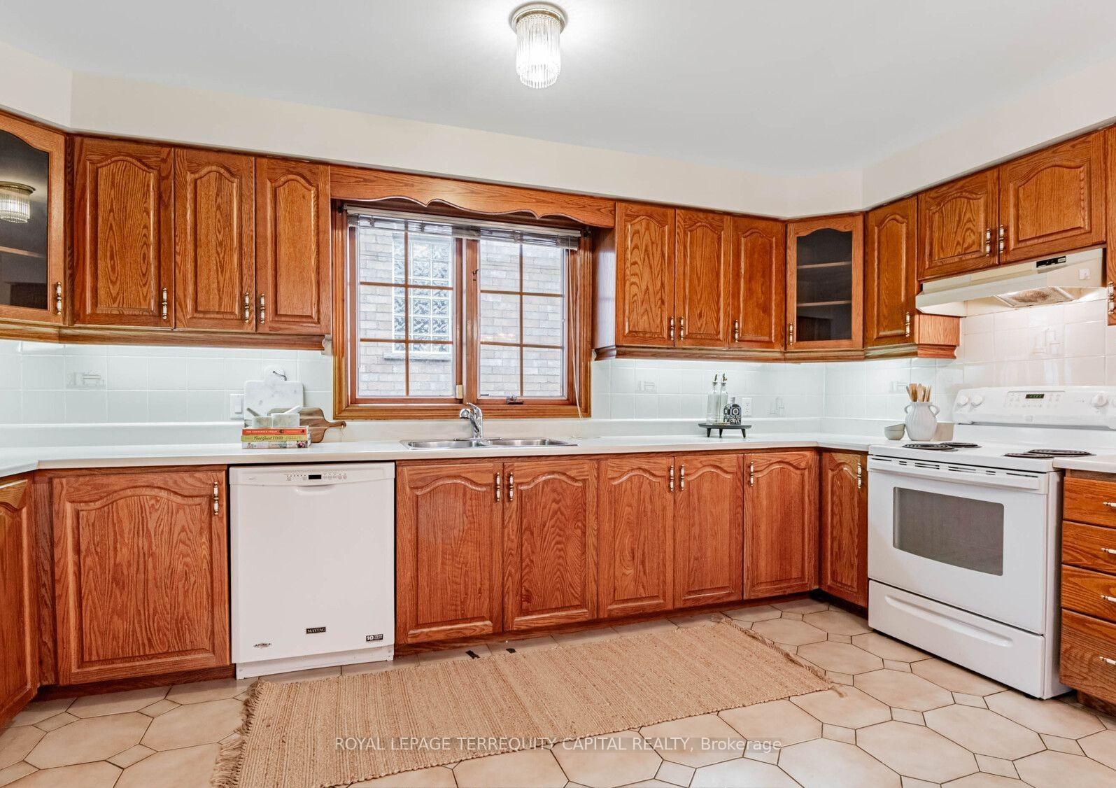 Photo 7 of Unit 7, 256 Cocksfield Avenue, North York, Bathurst Manor — HOMEH