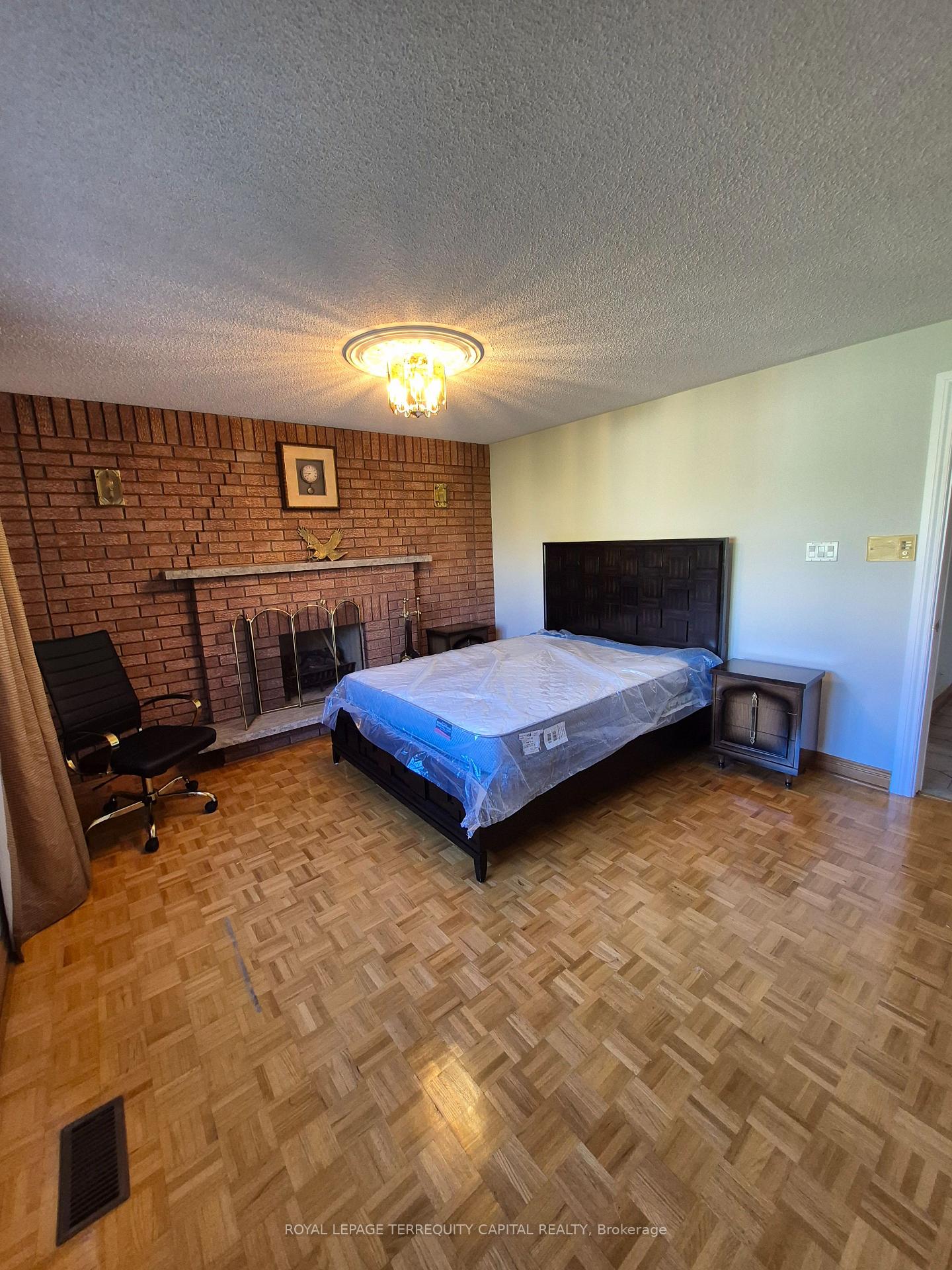 Photo 9 of Unit 7, 256 Cocksfield Avenue, North York, Bathurst Manor — HOMEH
