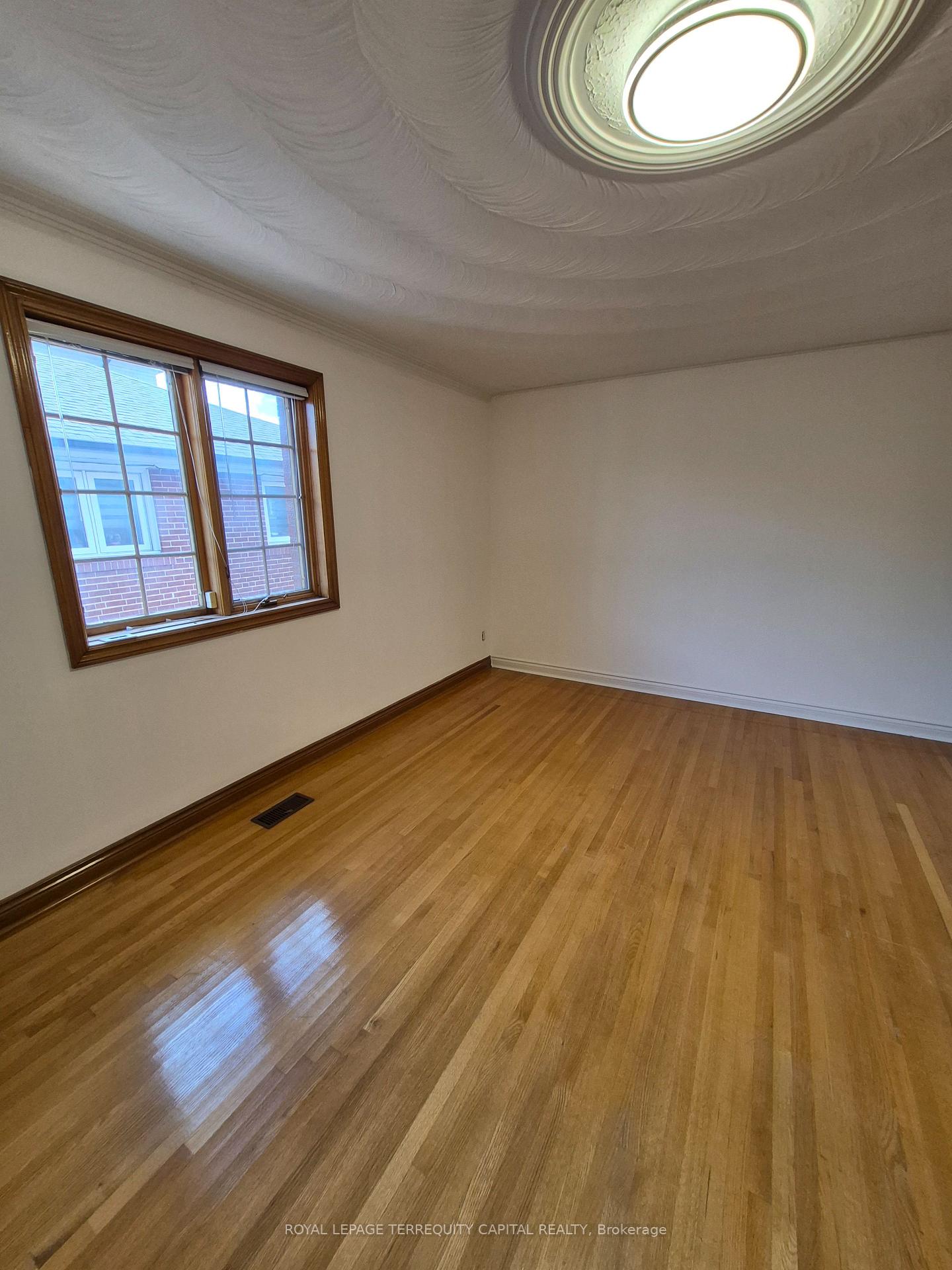 Photo 13 of Unit 7, 256 Cocksfield Avenue, North York, Bathurst Manor — HOMEH
