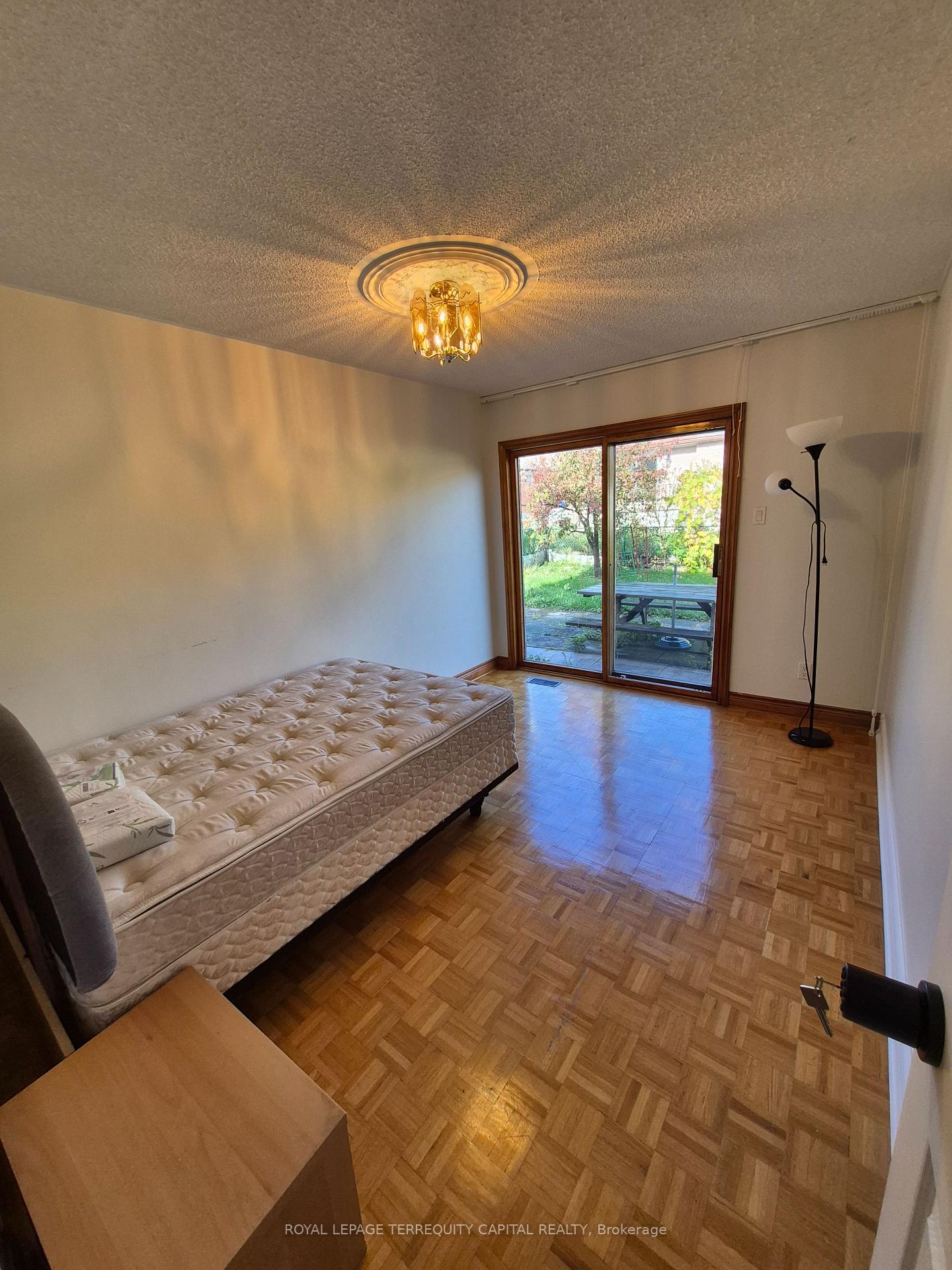 Photo 17 of Unit 7, 256 Cocksfield Avenue, North York, Bathurst Manor — HOMEH