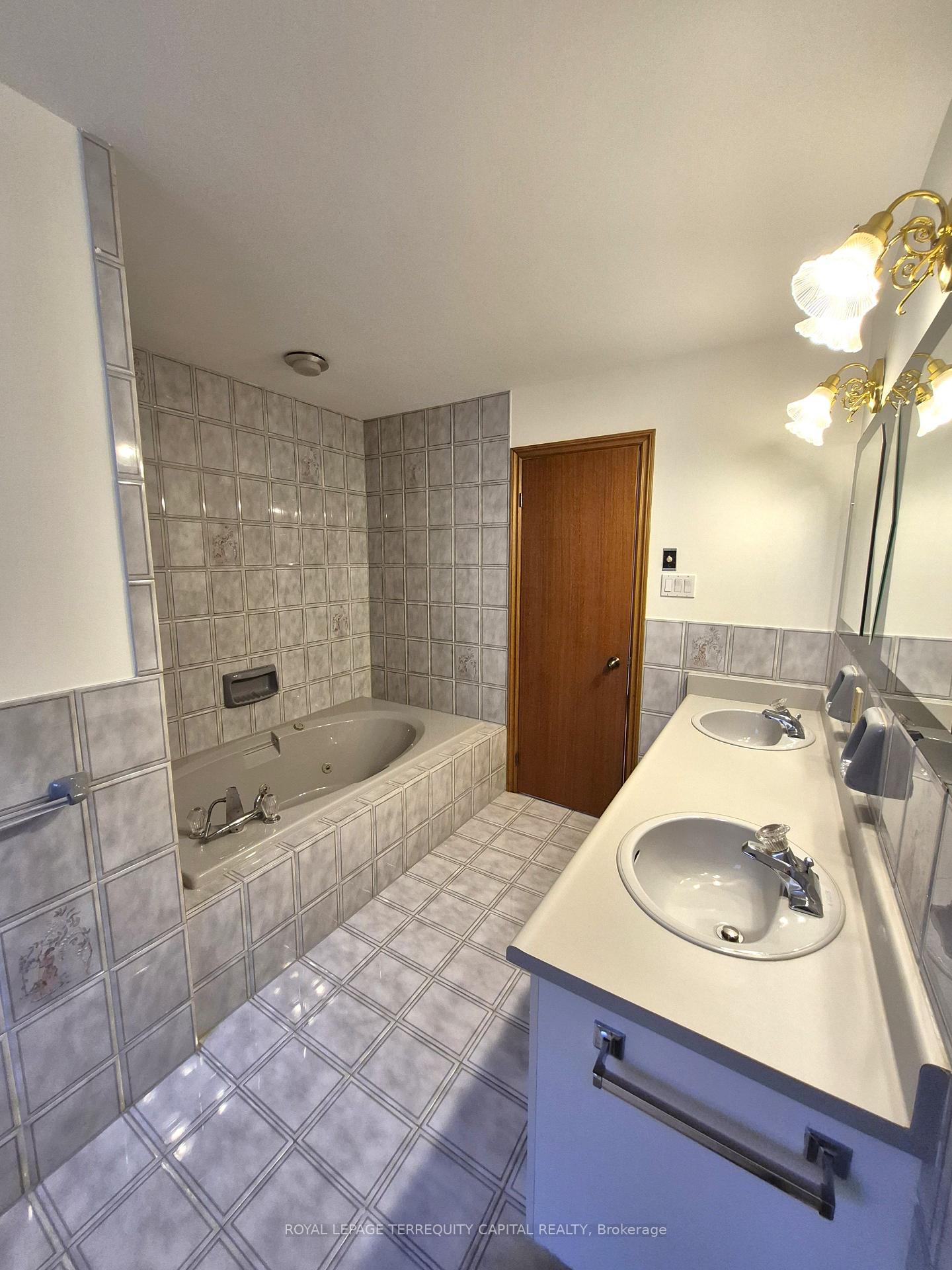 Photo 19 of Unit 7, 256 Cocksfield Avenue, North York, Bathurst Manor — HOMEH