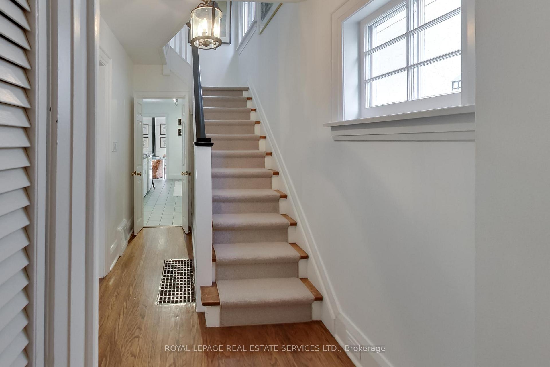 Photo 3 of 738 Huron Street, Toronto, Casa Loma — HOMEH