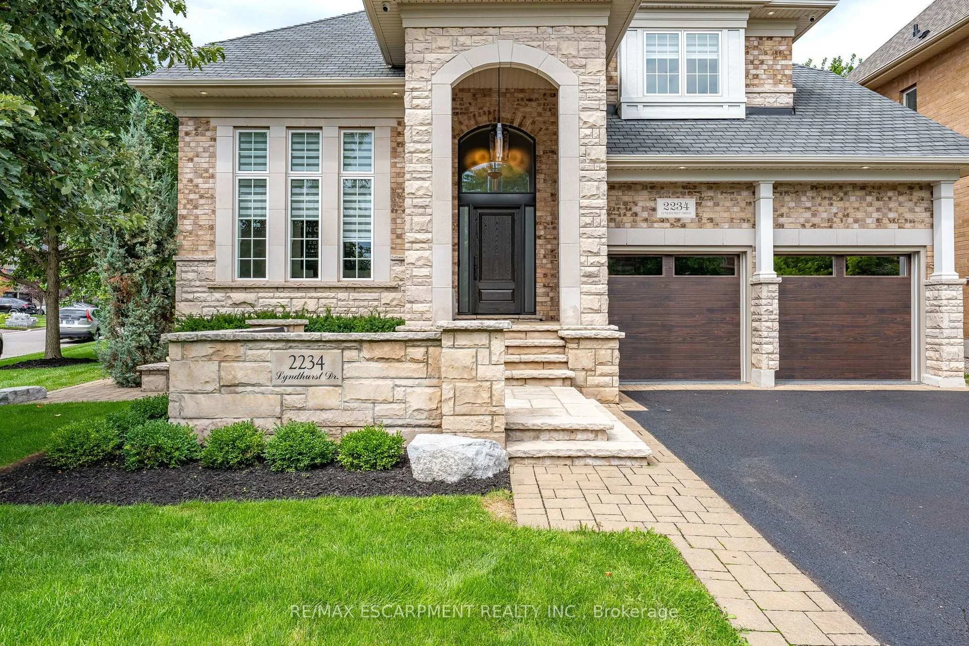 Photo 3 of 2234 Lyndhurst Drive, Oakville, Joshua Creek — HOMEH