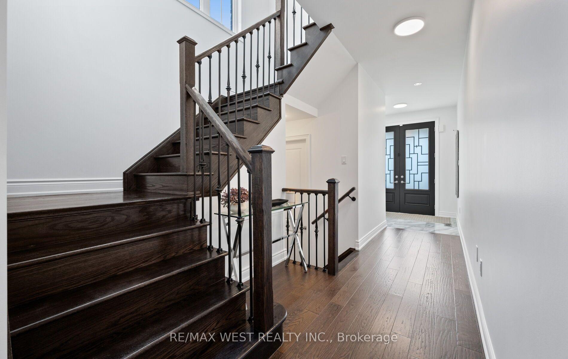Photo 3 of 133 Rotondo Crescent, Vaughan, Kleinburg — HOMEH
