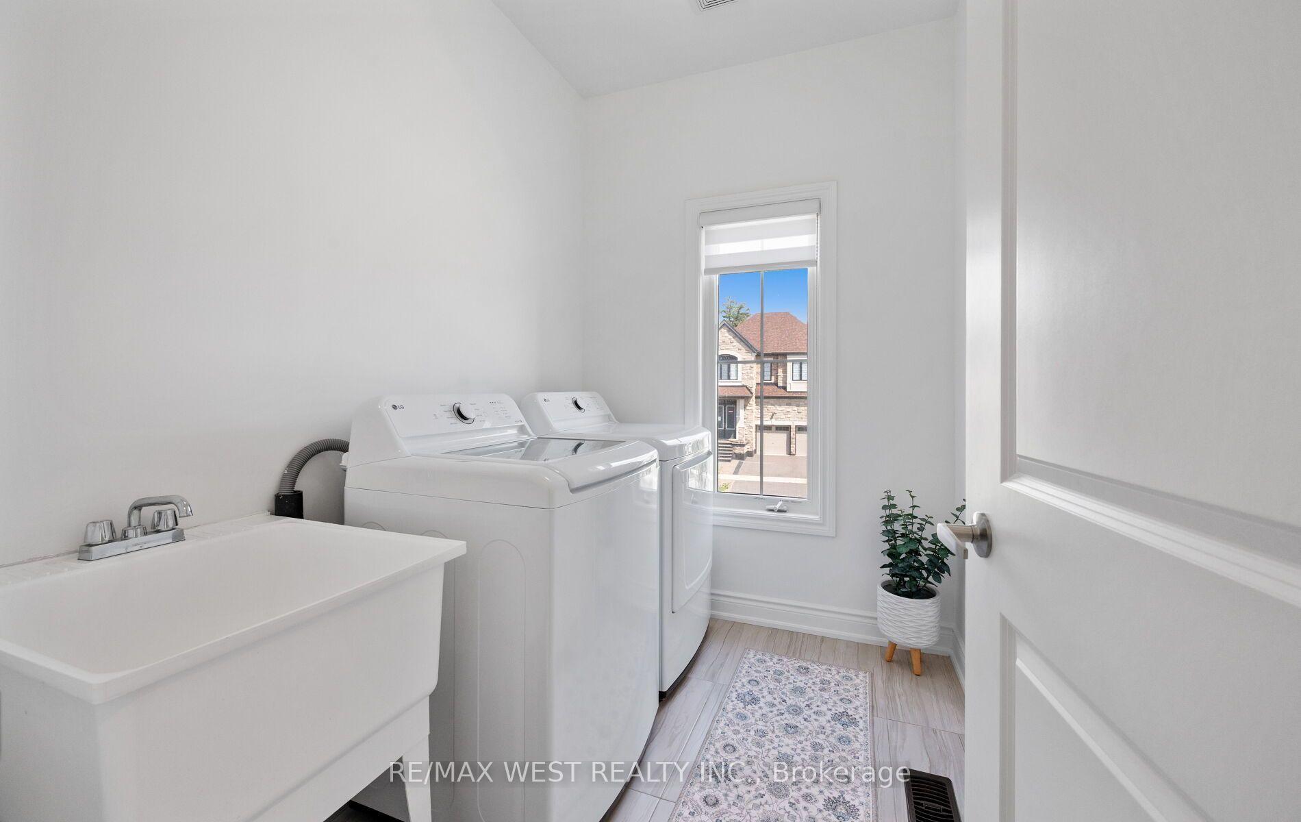 Photo 4 of 133 Rotondo Crescent, Vaughan, Kleinburg — HOMEH