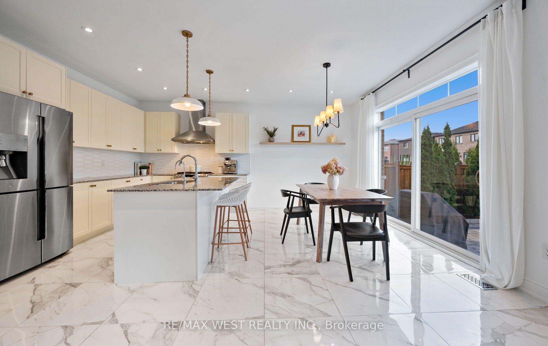 Photo 10 of 133 Rotondo Crescent, Vaughan, Kleinburg — HOMEH